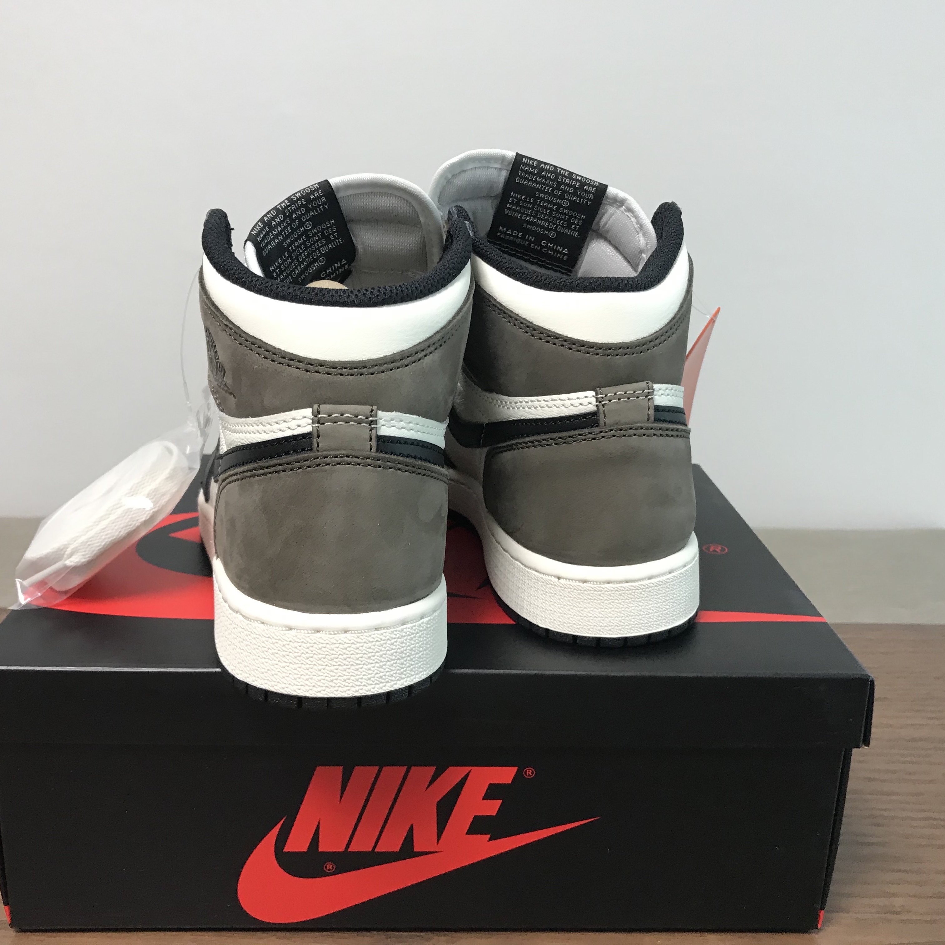 (GS) Jordan 1 Retro High OG Black Mocha 착용 스타일 - 2