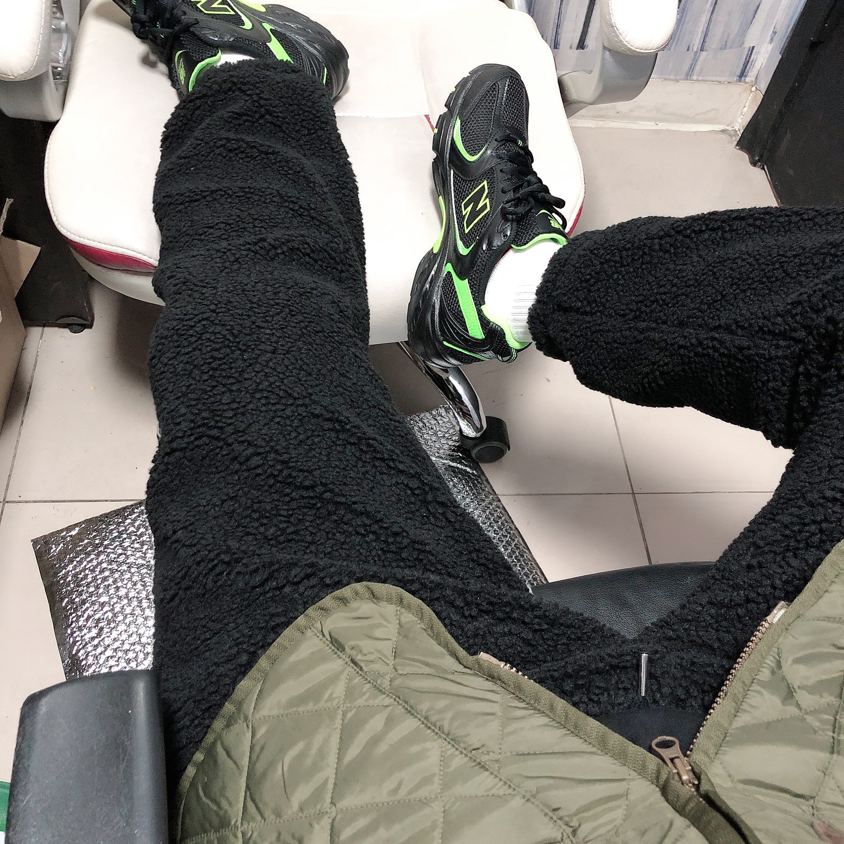 New Balance 530 Black Neon 착용 스타일 - 1