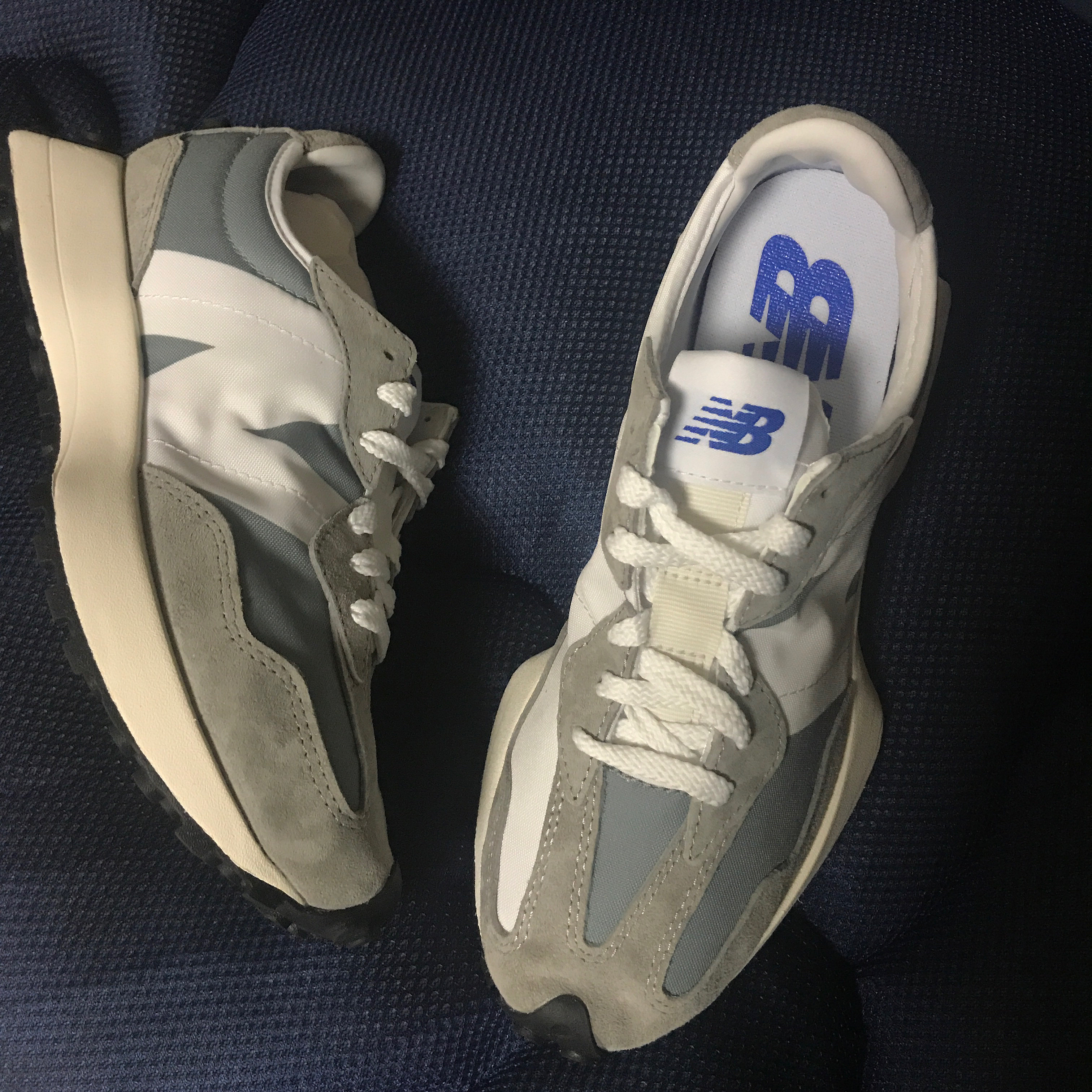 New Balance 327 Grey 착용 스타일