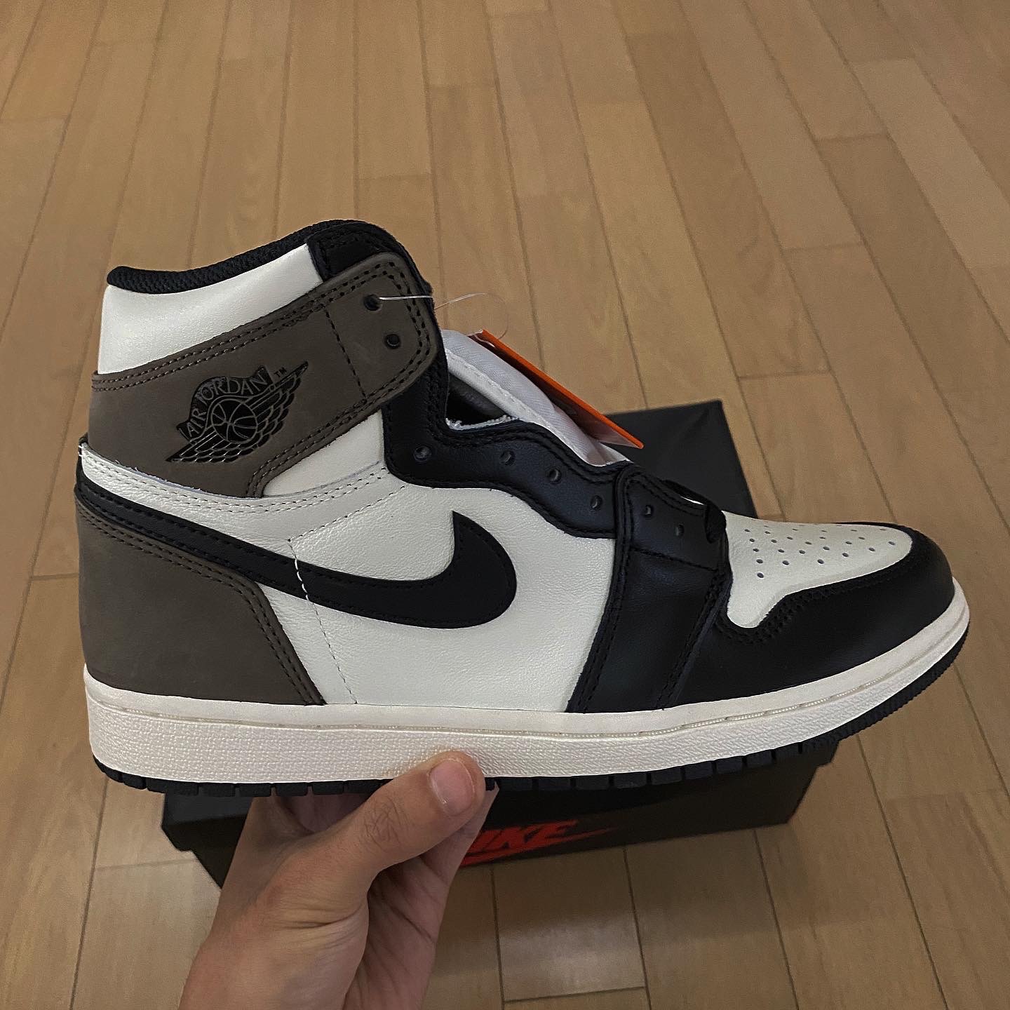 Jordan 1 Retro High OG Black Mocha 착용 스타일 - 2