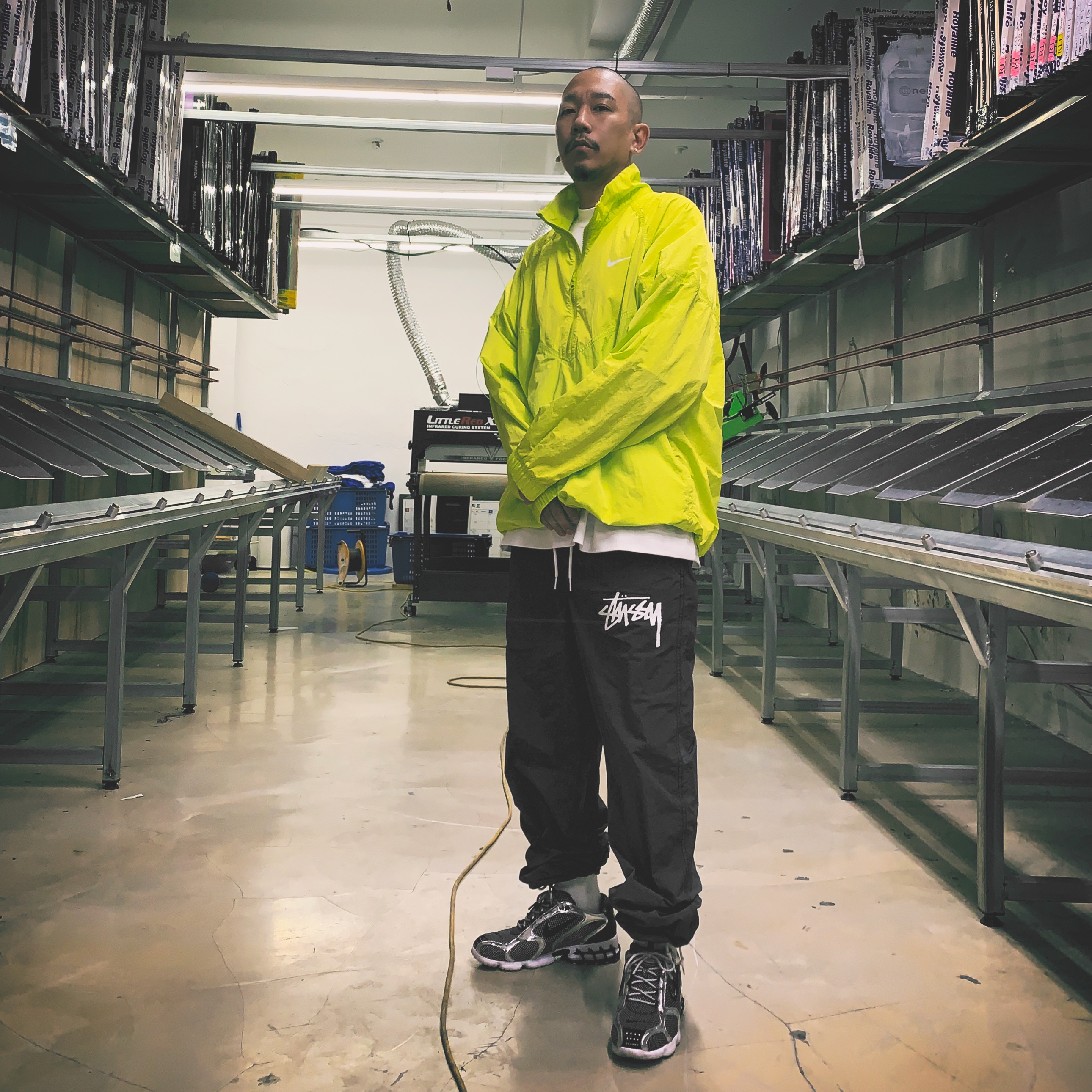 Nike x Stussy Air Zoom Spiridon Cage 2 Pure Platinum, Nike x Stussy Windrunner Jacket Bright Cactus 착용 스타일