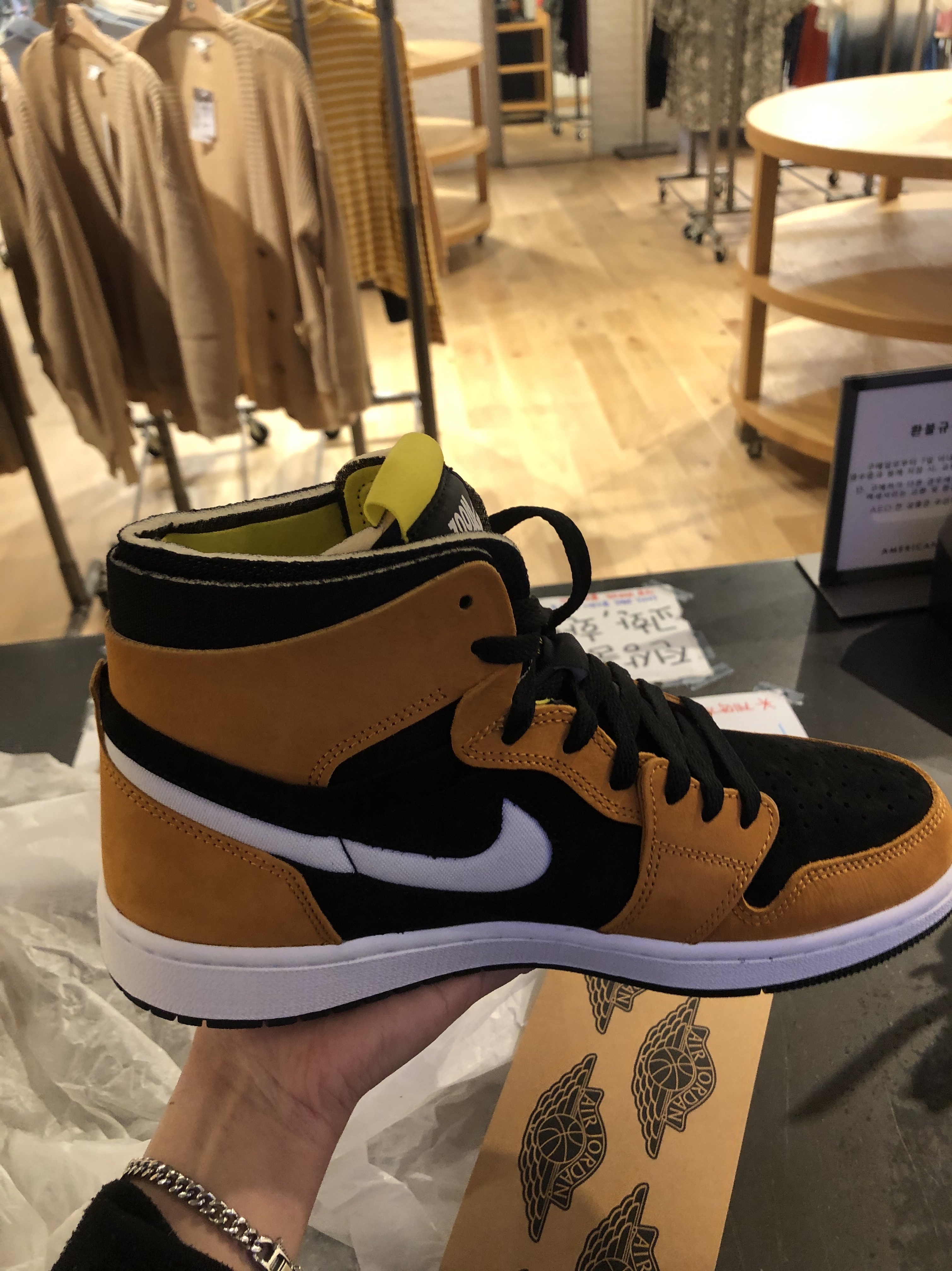 Jordan 1 Zoom Air CMFT Monarch Orange 착용 스타일 - 2