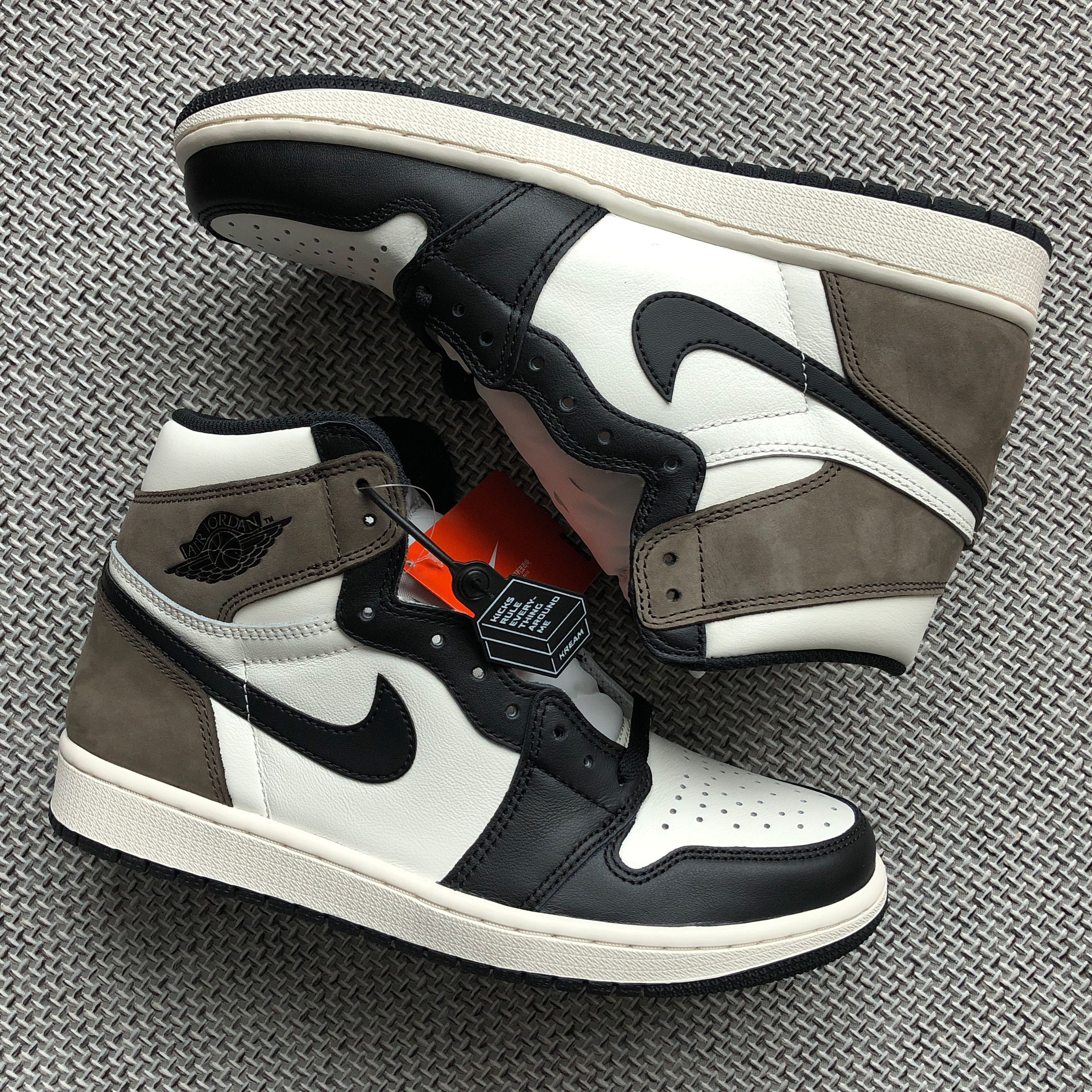 Jordan 1 Retro High OG Black Mocha 착용 스타일