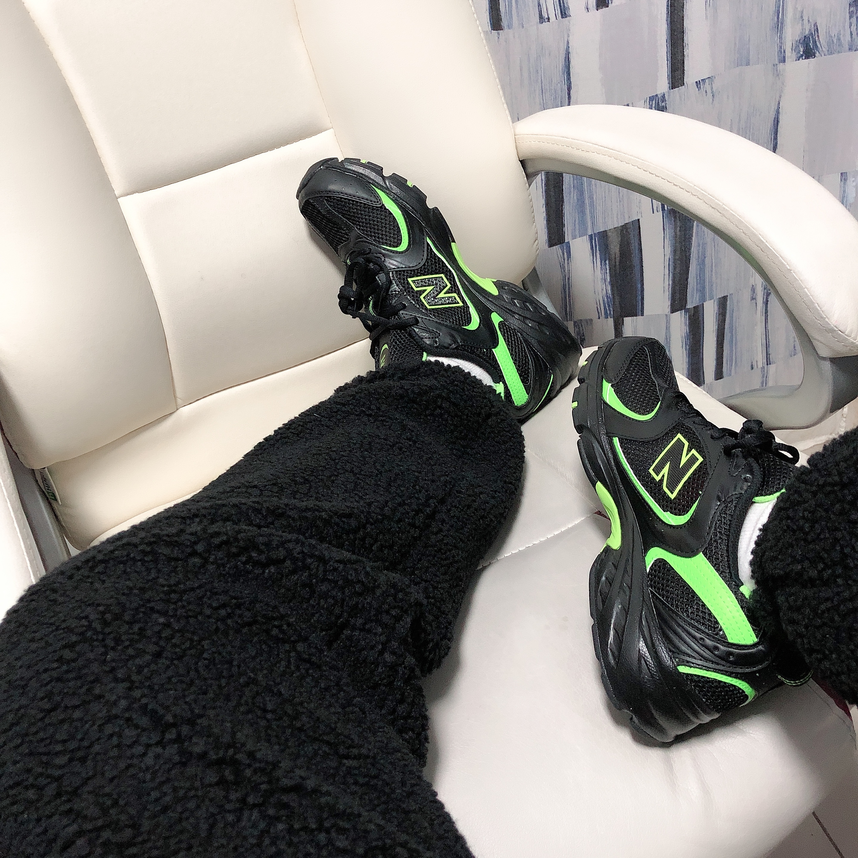 New Balance 530 Black Neon 착용 스타일 - 3