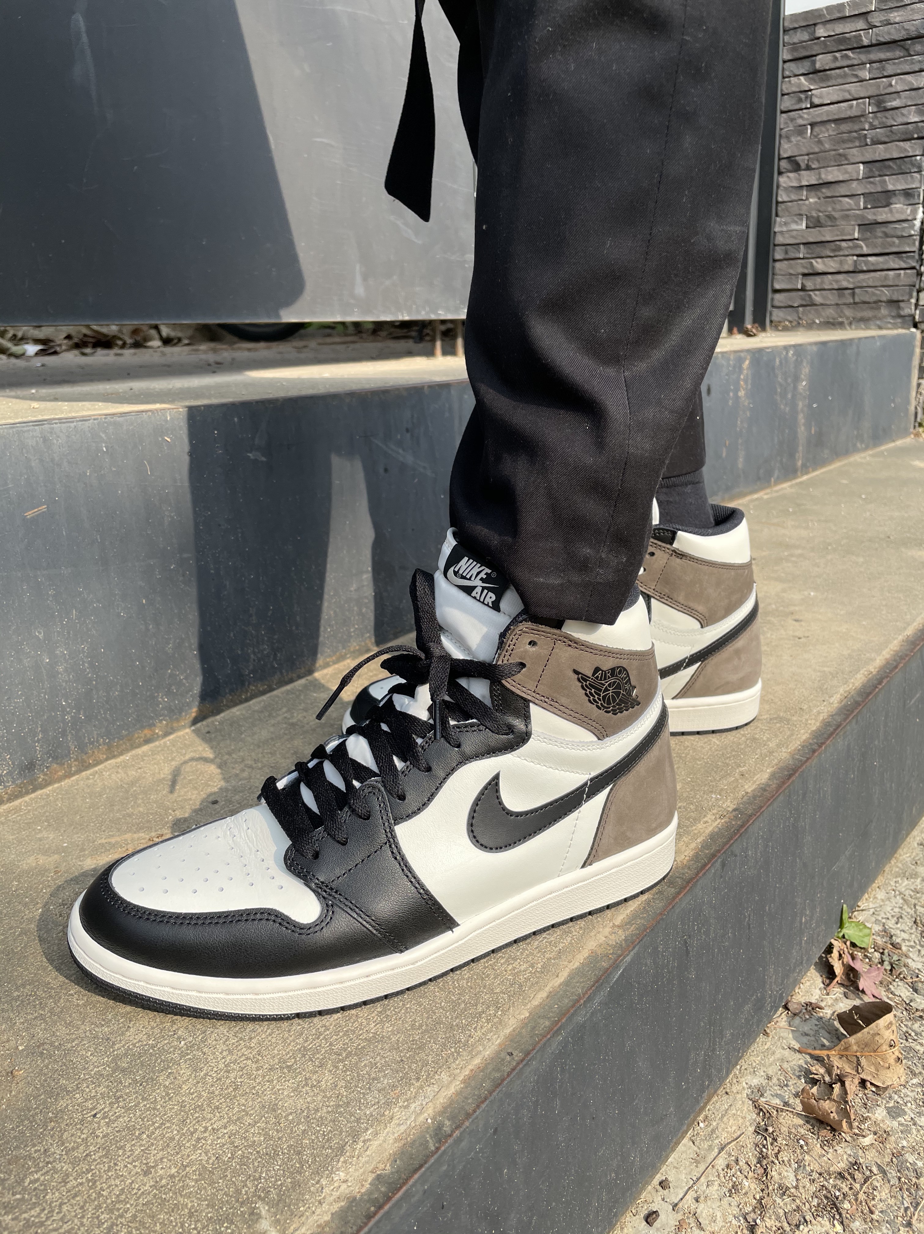 Jordan 1 Retro High OG Black Mocha 착용 스타일 - 4