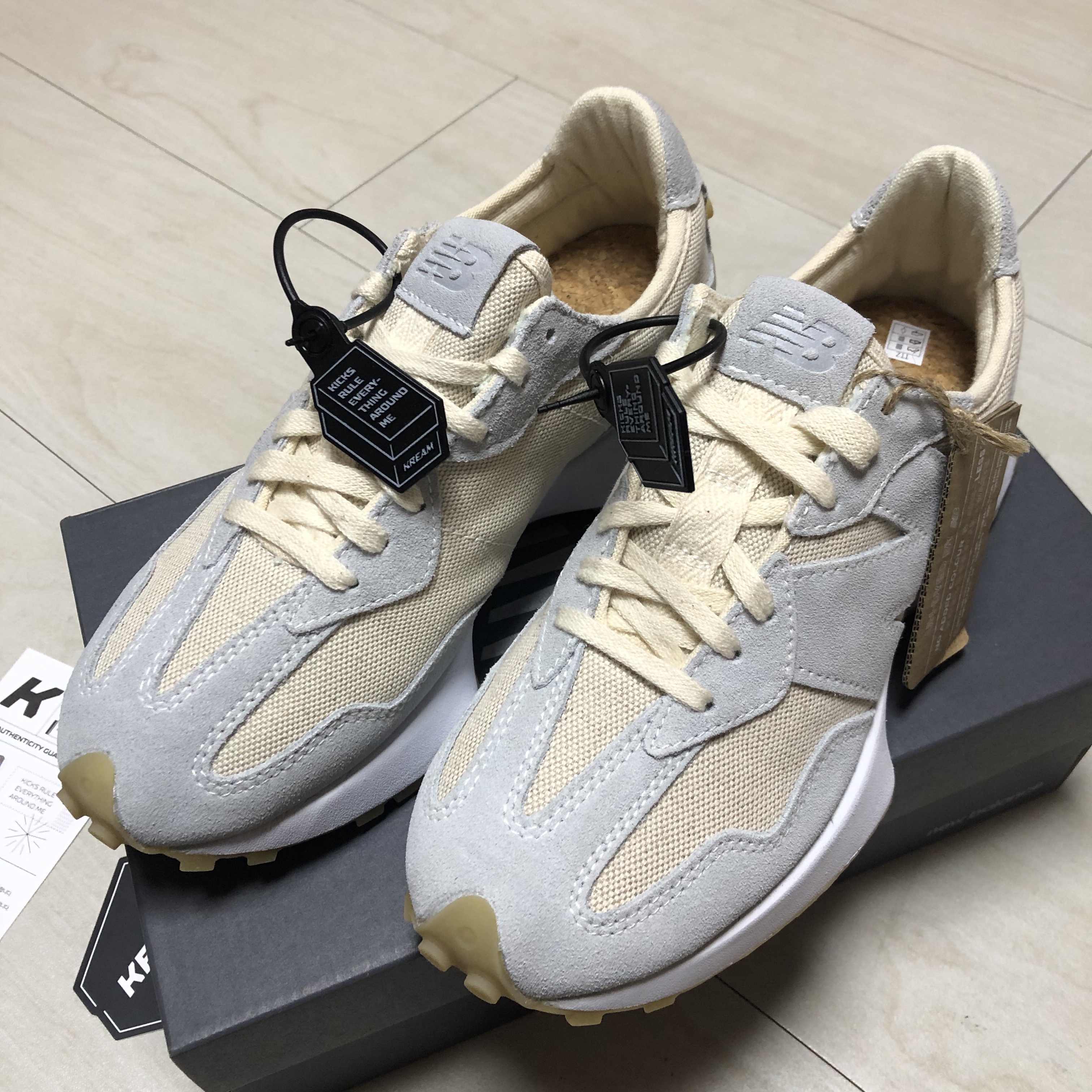 (W) New Balance 327 Undyed White Pale Blue 착용 스타일