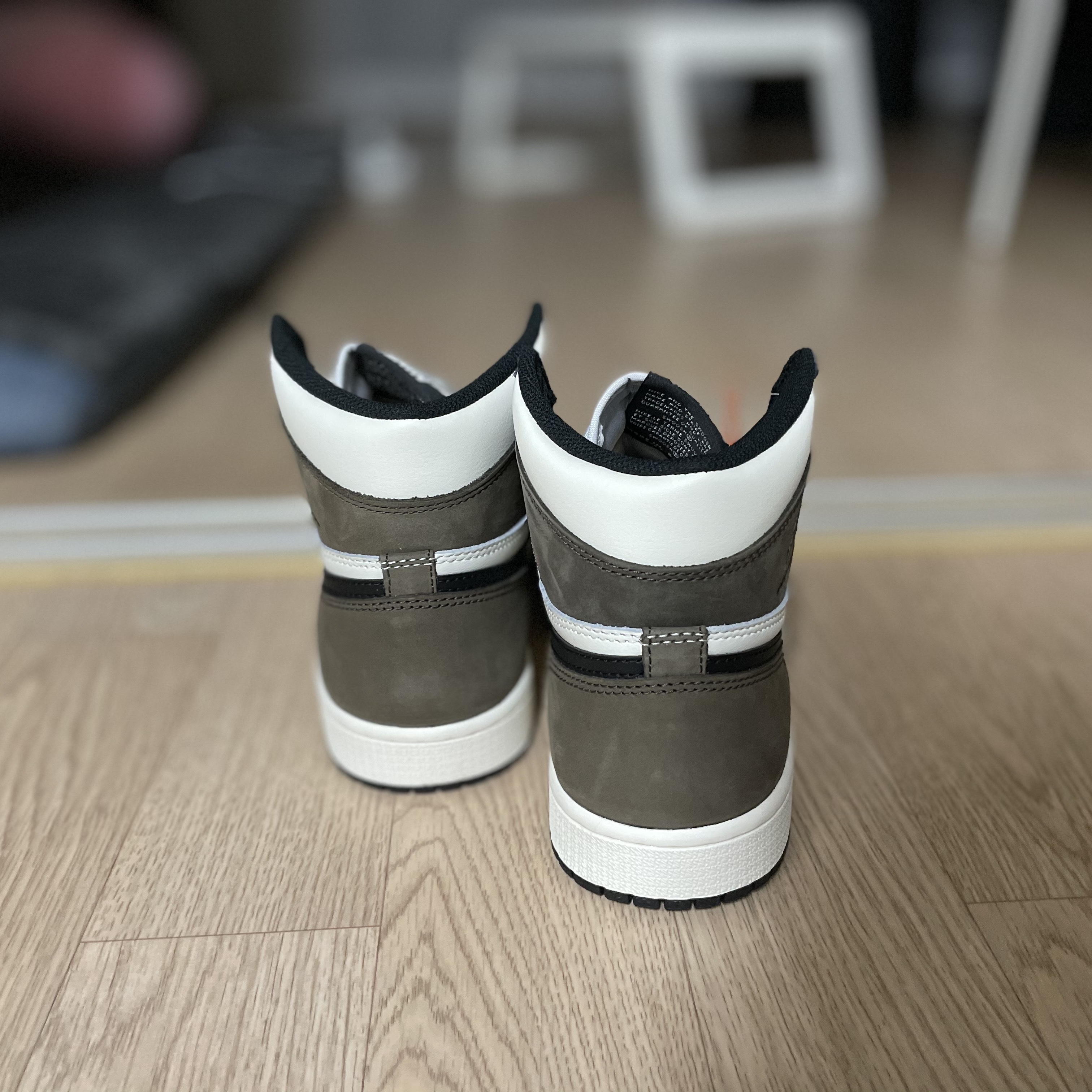 Jordan 1 Retro High OG Black Mocha 착용 스타일 - 3