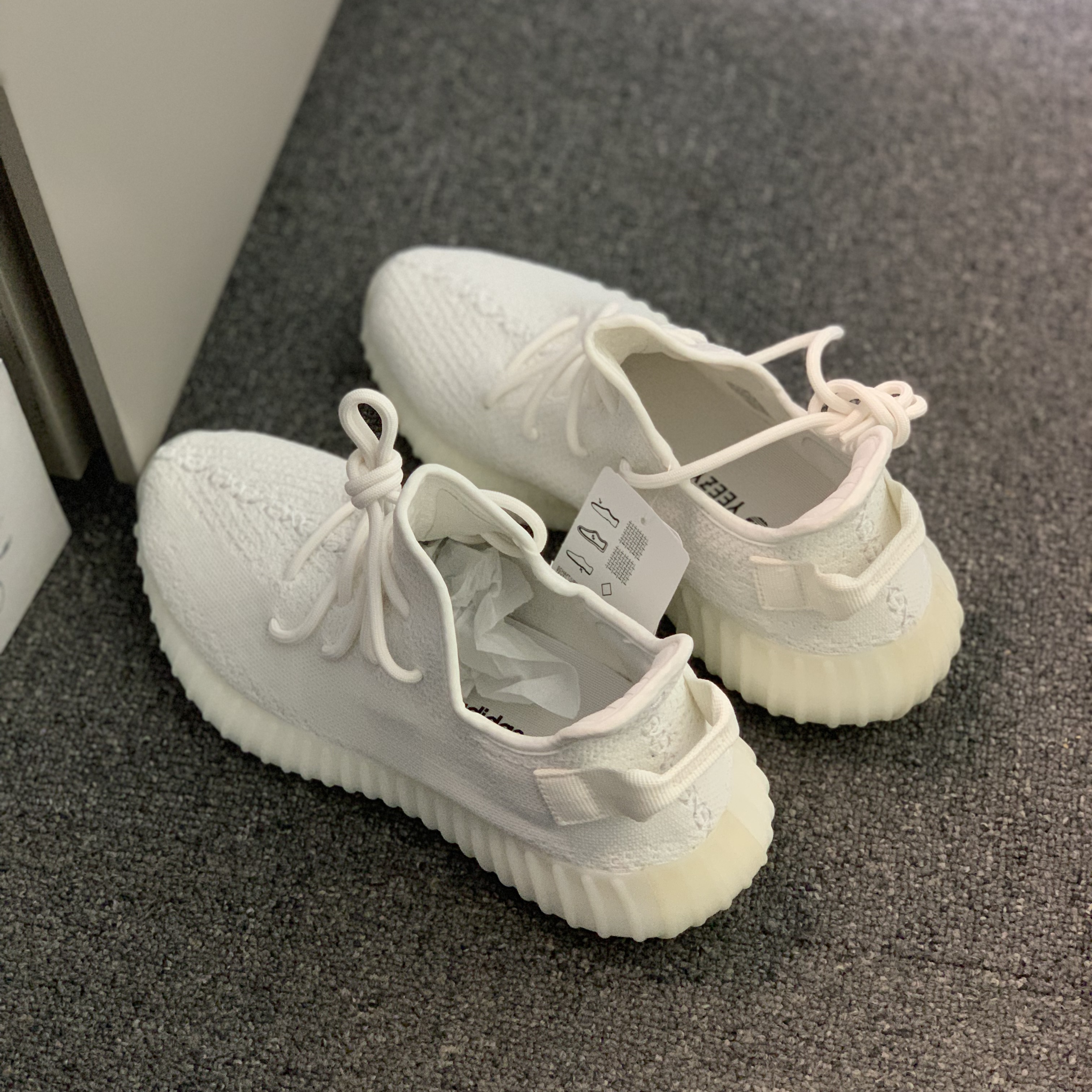 Adidas Yeezy Boost 350 V2 Cream/Triple White 착용 스타일