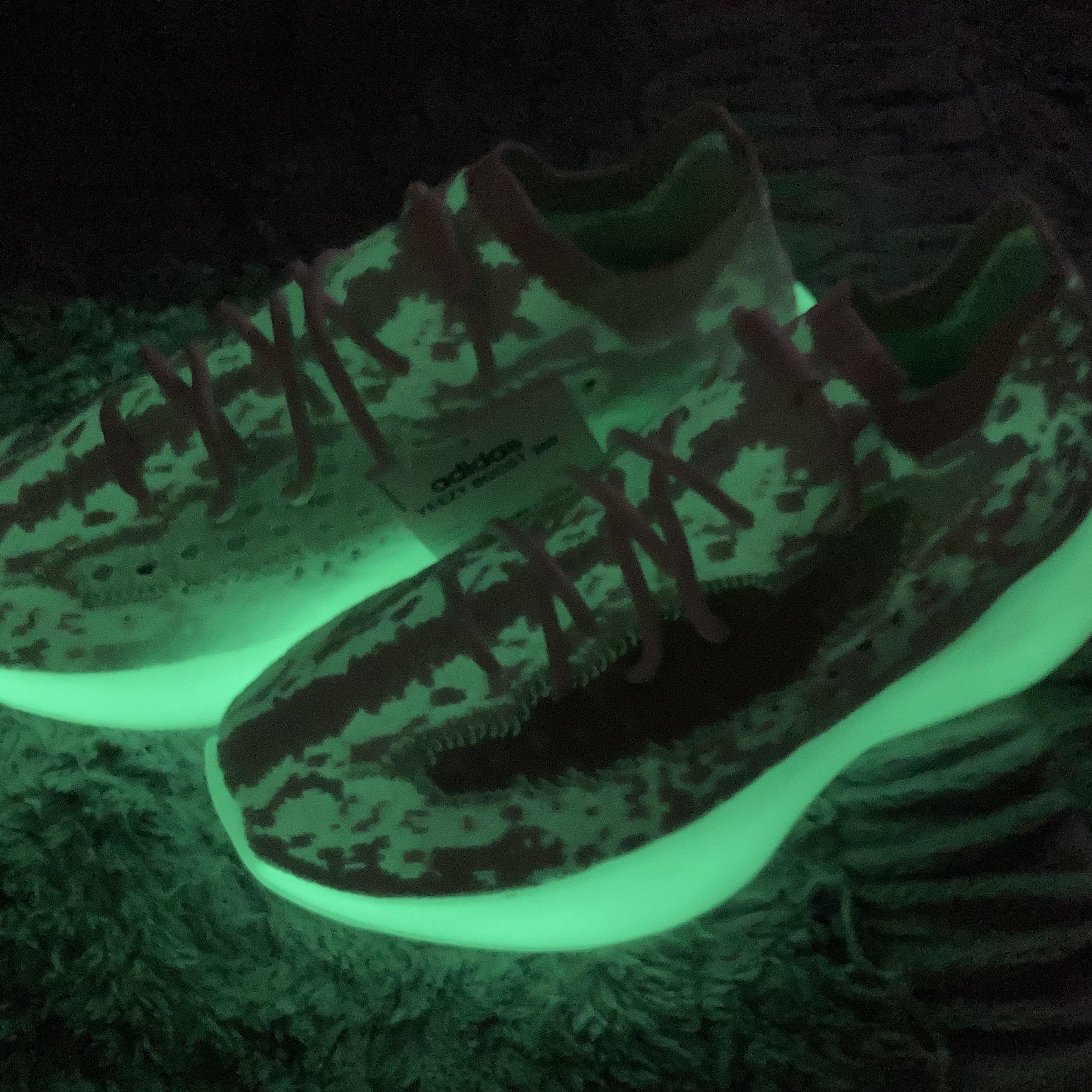 Adidas Yeezy Boost 380 Calcite Glow 착용 스타일
