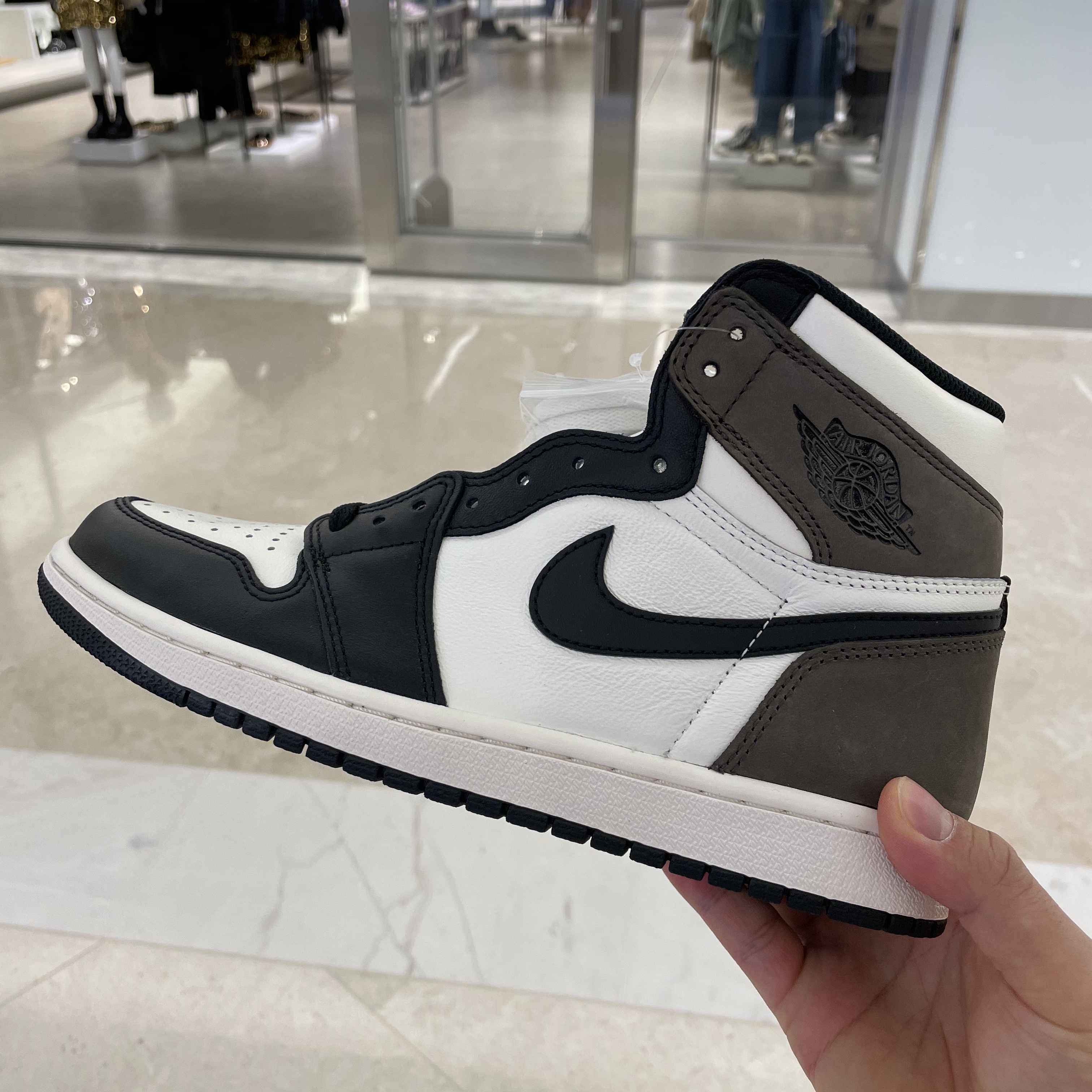 Jordan 1 Retro High OG Black Mocha 착용 스타일