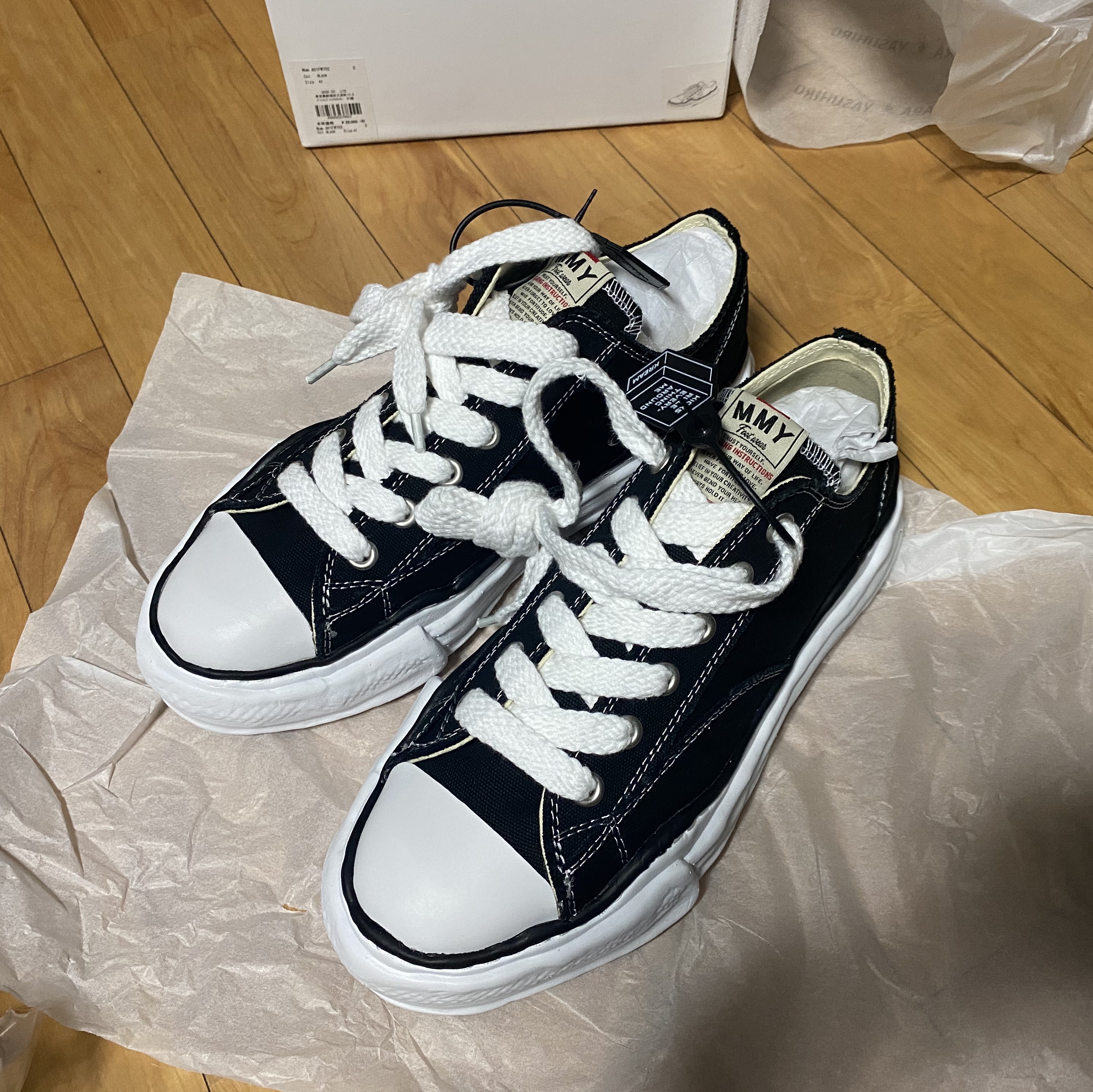 Maison Mihara Yasuhiro Peterson OG Sole Canvas Low Sneakers Black 착용 스타일