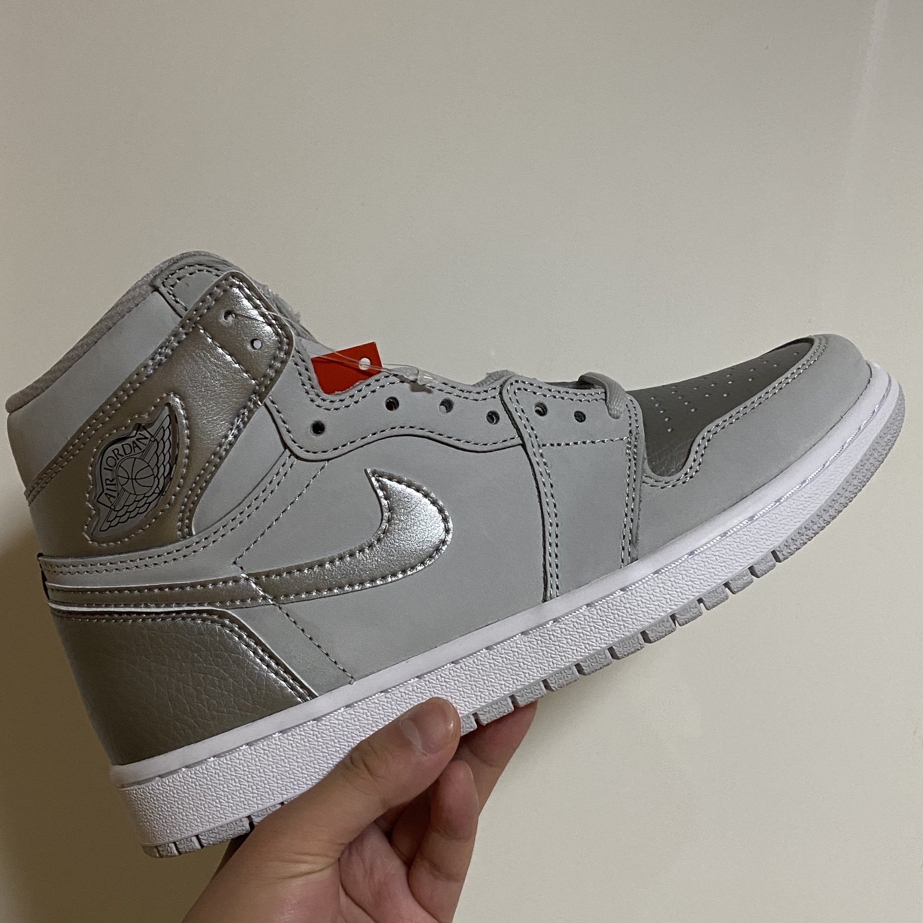 Jordan 1 Retro High OG CO.JP Neutral Grey 착용 스타일 - 2