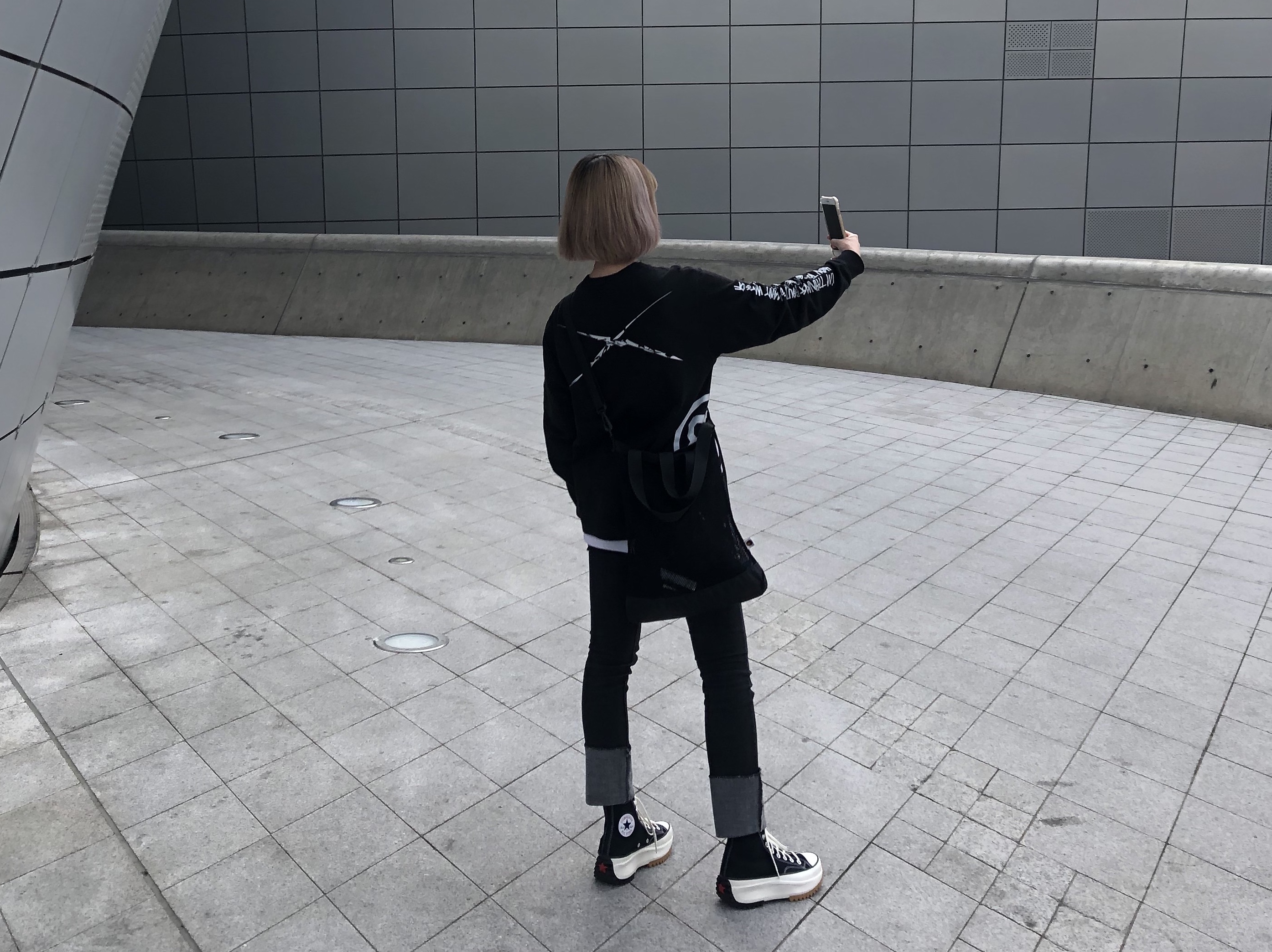 Converse x JW Anderson Run Star Hike Hi Black 착용 스타일 - 2