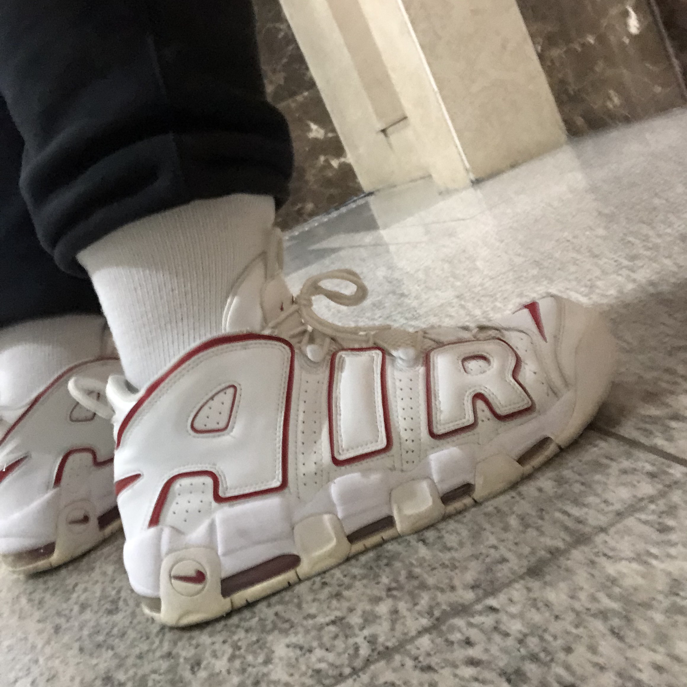 Nike Air More Uptempo White Varsity Red 2018 착용 스타일 - 1
