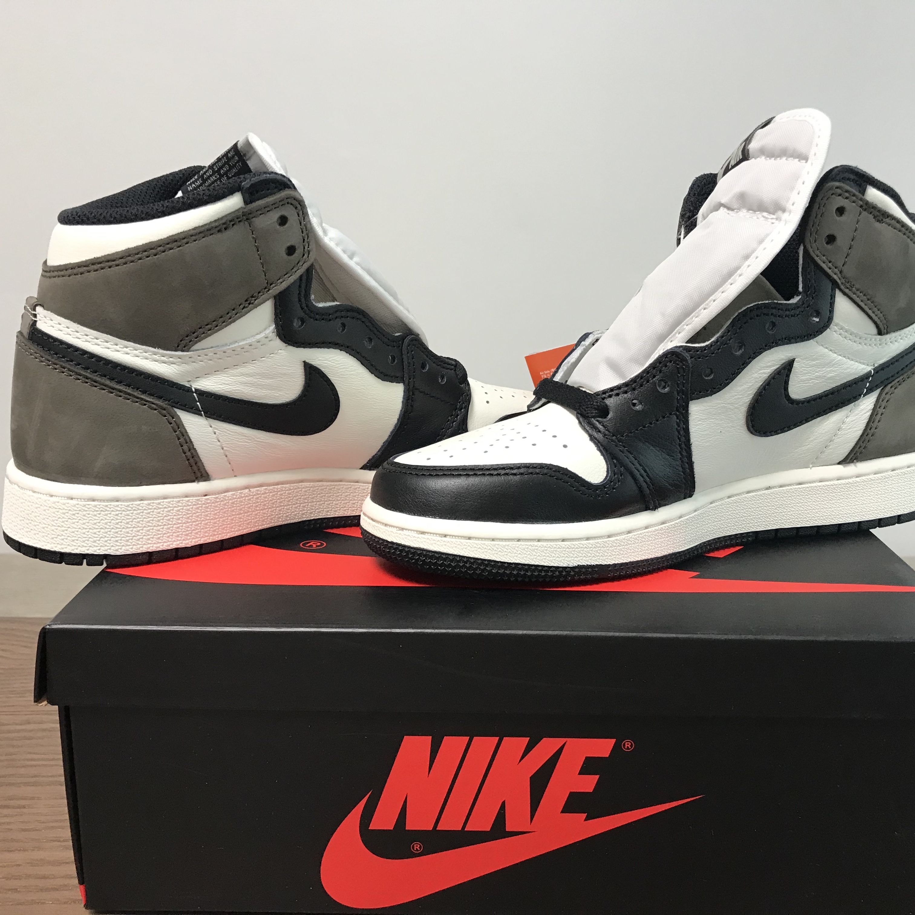 (GS) Jordan 1 Retro High OG Black Mocha 착용 스타일 - 3