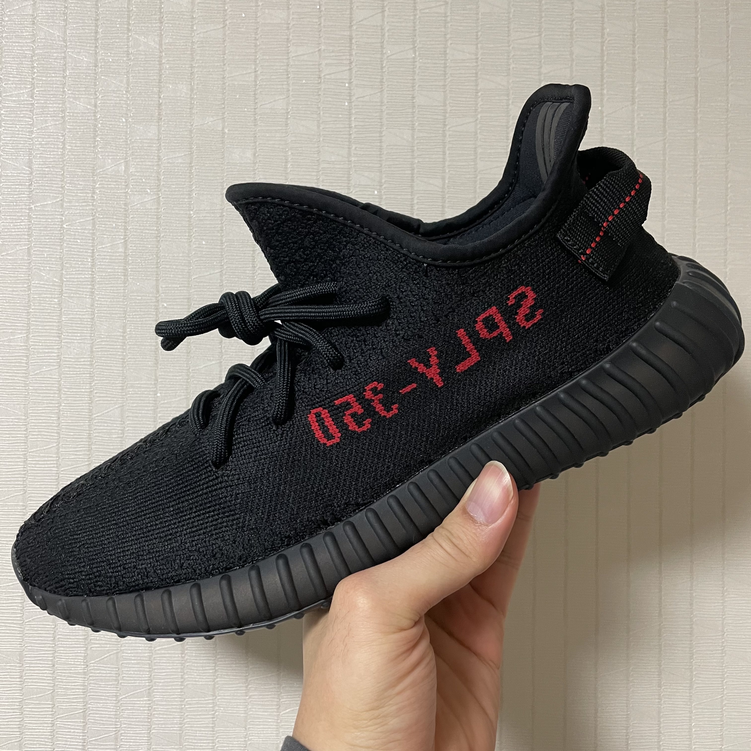Adidas Yeezy Boost 350 V2 Black Red 2020, Adidas Yeezy Boost 350 V2 Black - Non-Reflective 착용 스타일 - 1