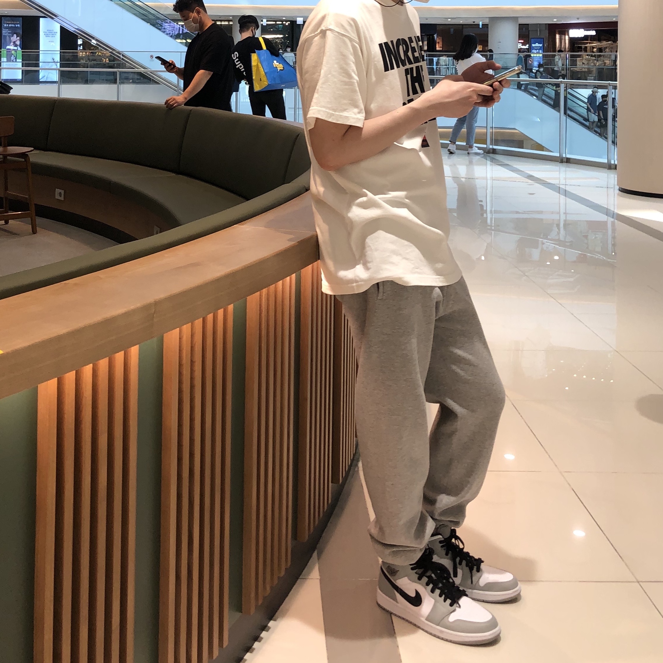 Jordan 1 Mid Light Smoke Grey 착용 스타일
