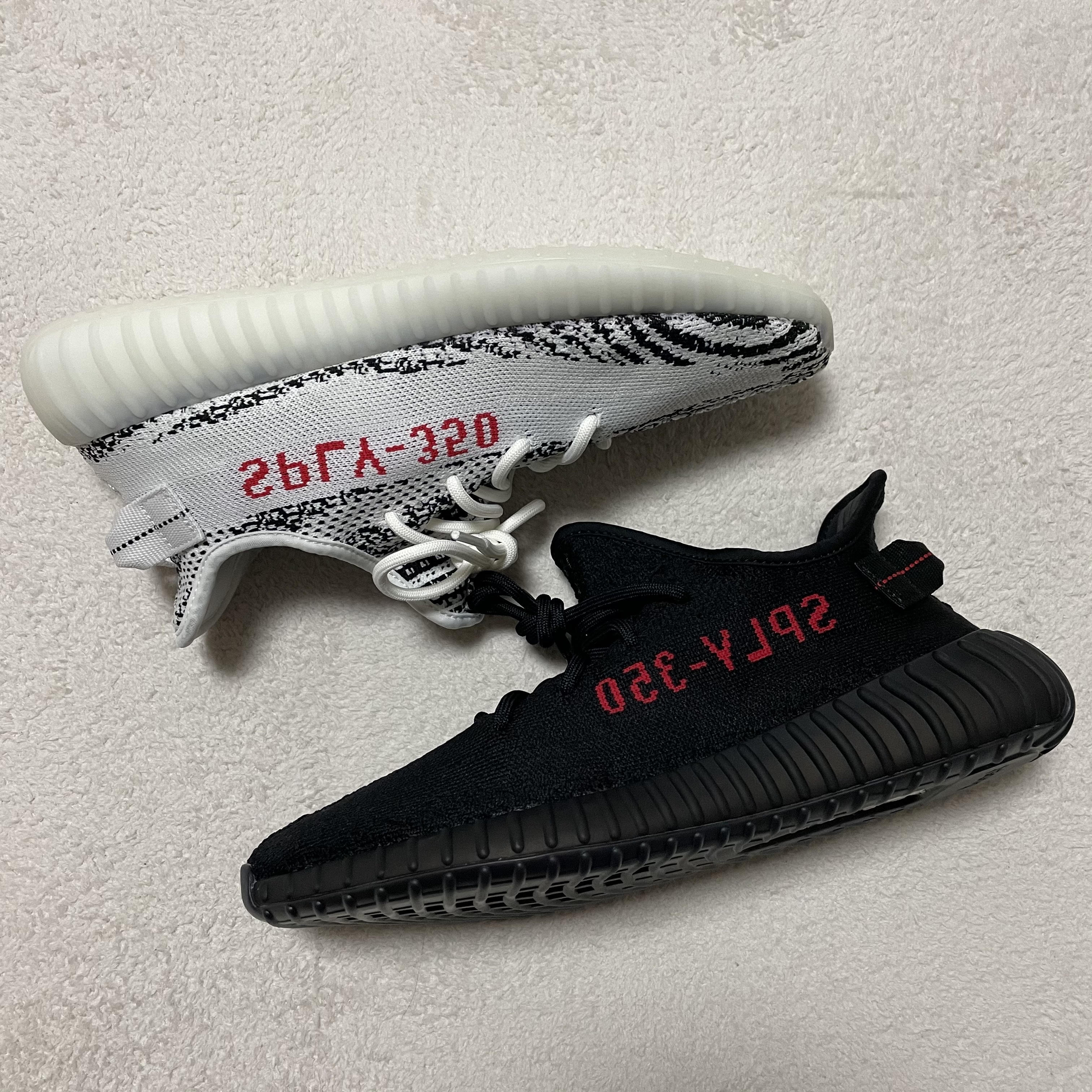 Adidas Yeezy Boost 350 V2 Black Red 2020, Adidas Yeezy Boost 350 V2 Black - Non-Reflective 착용 스타일 - 3