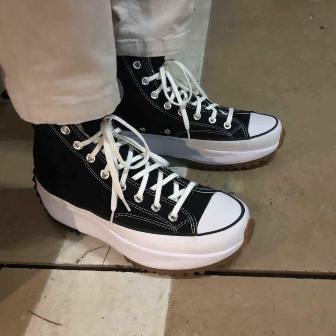 Converse Run Star Hike Hi Black White Gum 착용 스타일 - 1