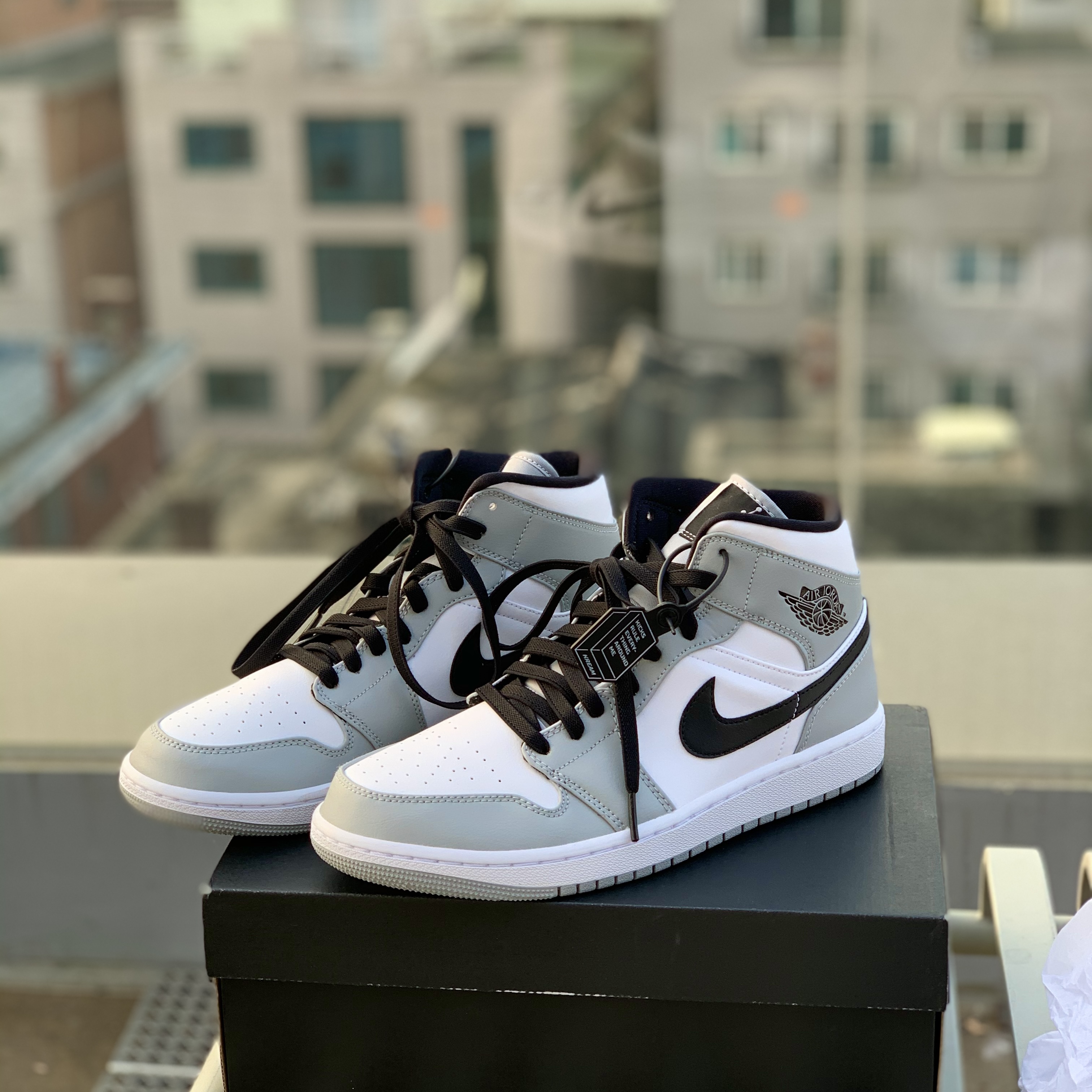 Jordan 1 Mid Light Smoke Grey 착용 스타일