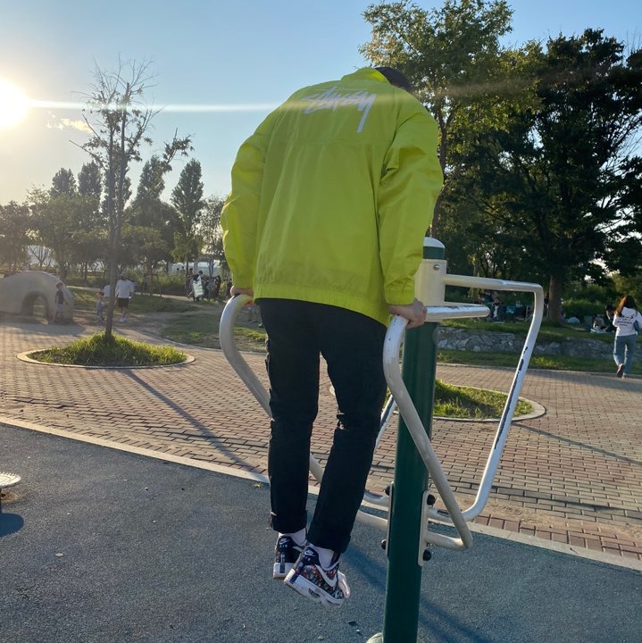 Nike x Stussy Windrunner Jacket Bright Cactus, Nike x Peaceminusone Air Force 1 Low Para-Noise 착용 스타일