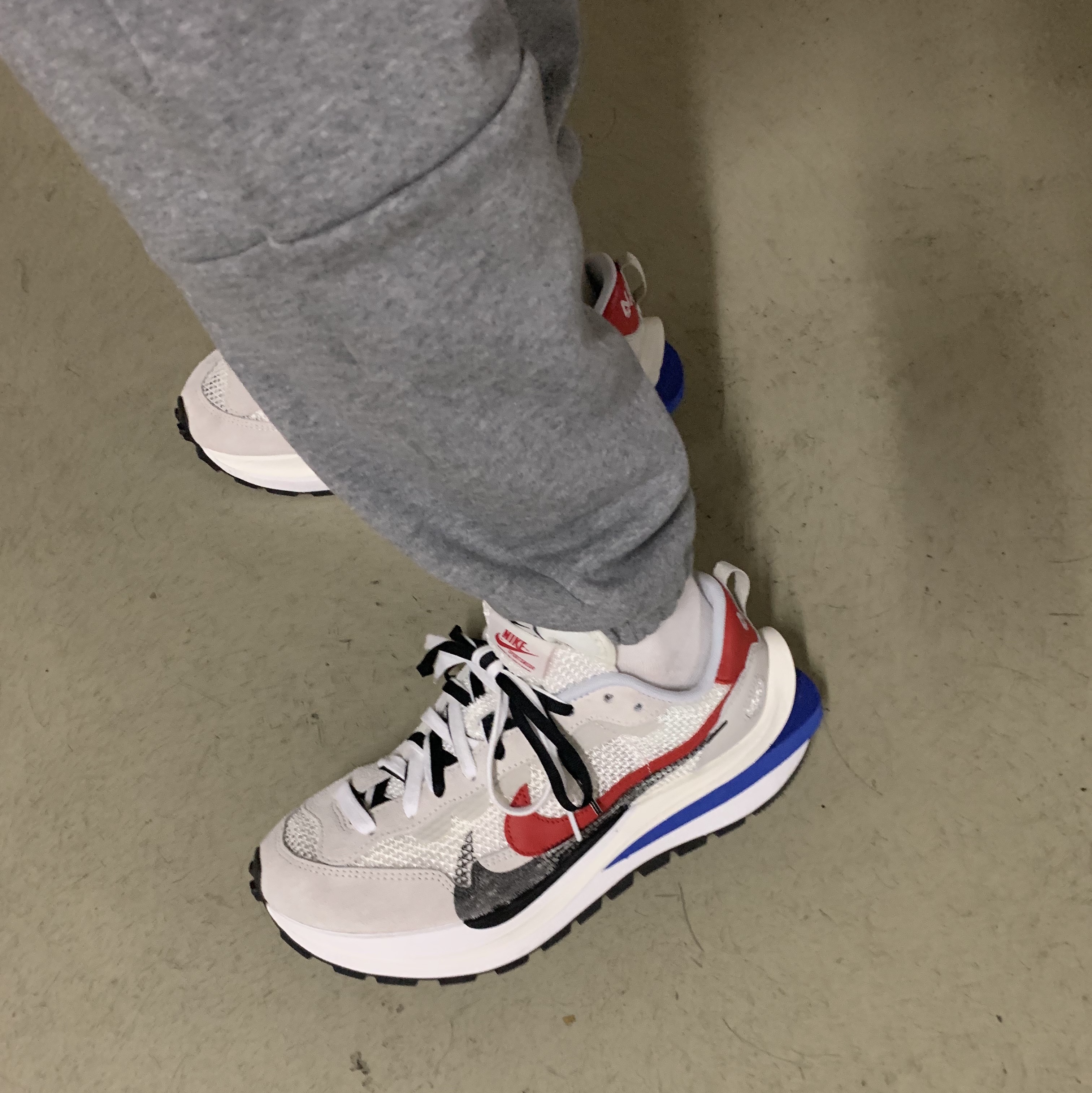 Nike x Sacai VaporWaffle Royal Fuchsia 착용 스타일 - 2