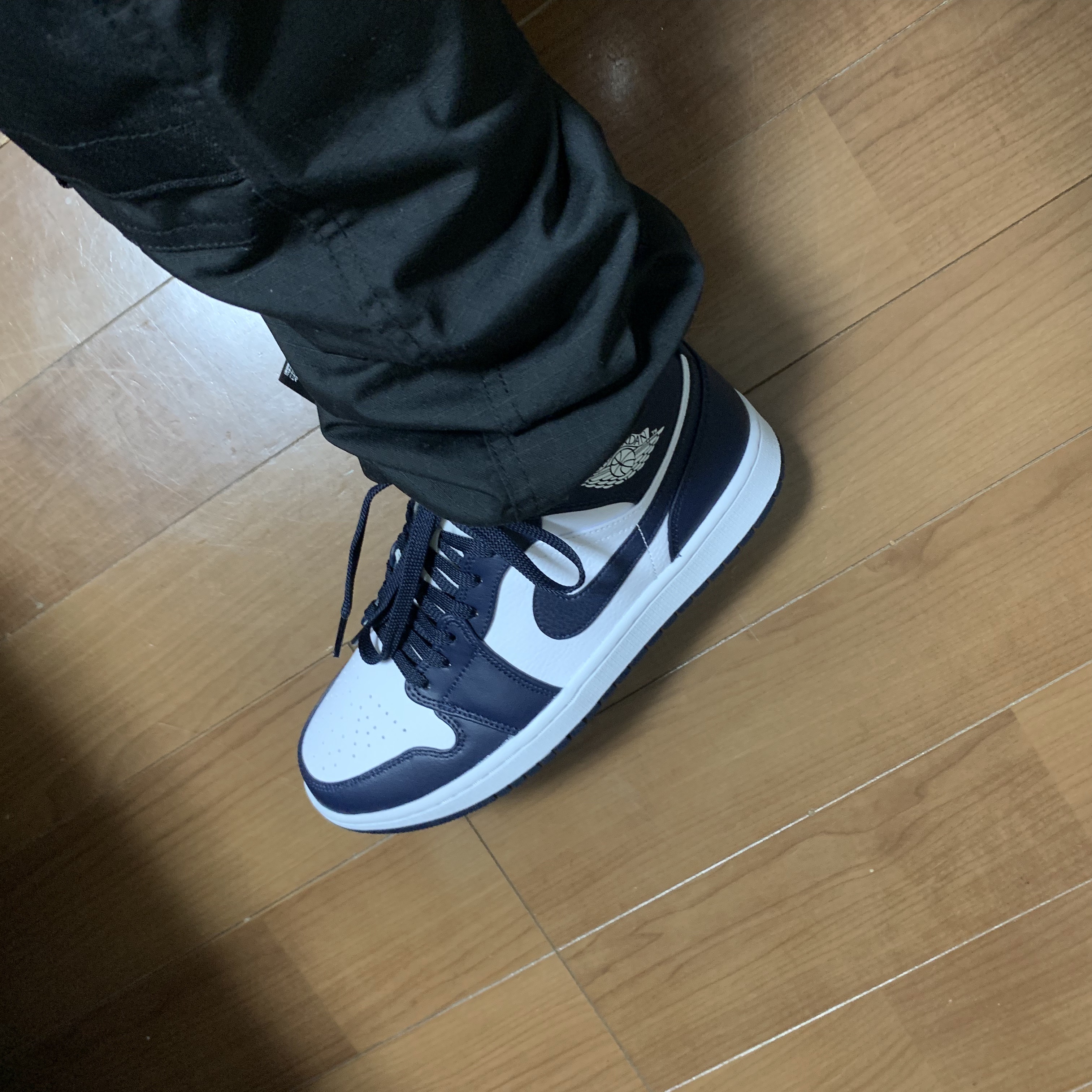 Jordan 1 Mid White Metallic Gold Obsidian 착용 스타일 - 1