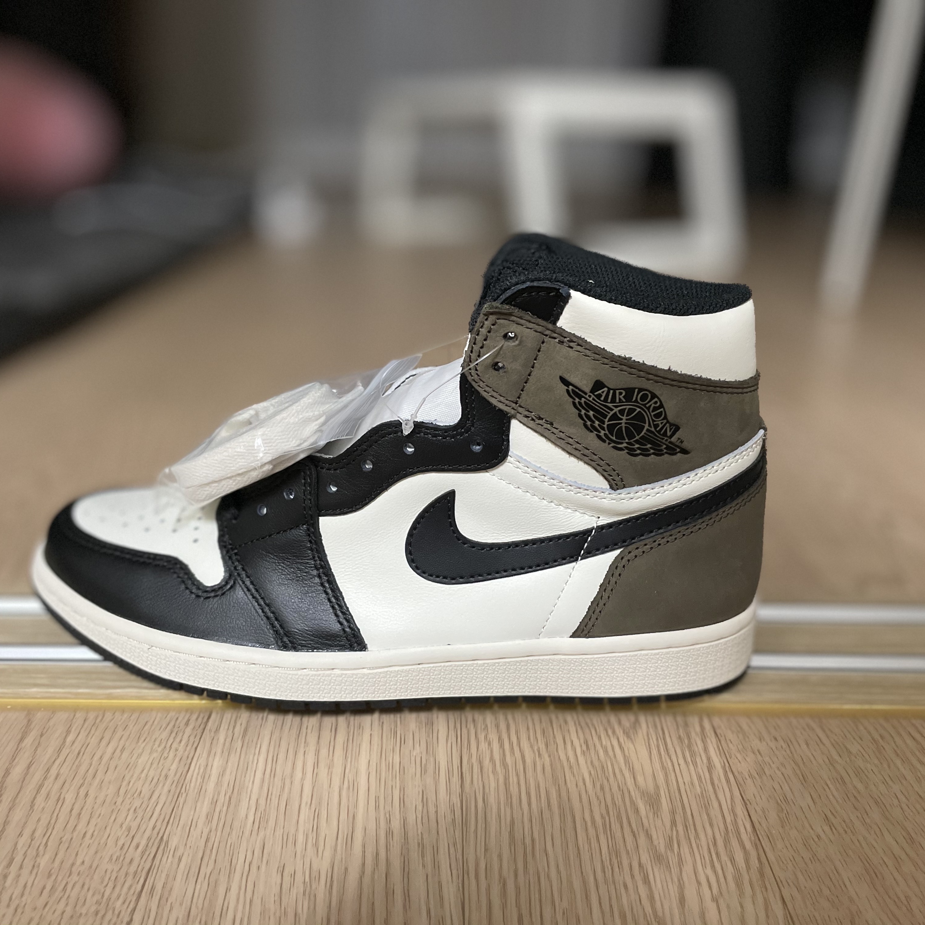 Jordan 1 Retro High OG Black Mocha 착용 스타일 - 2