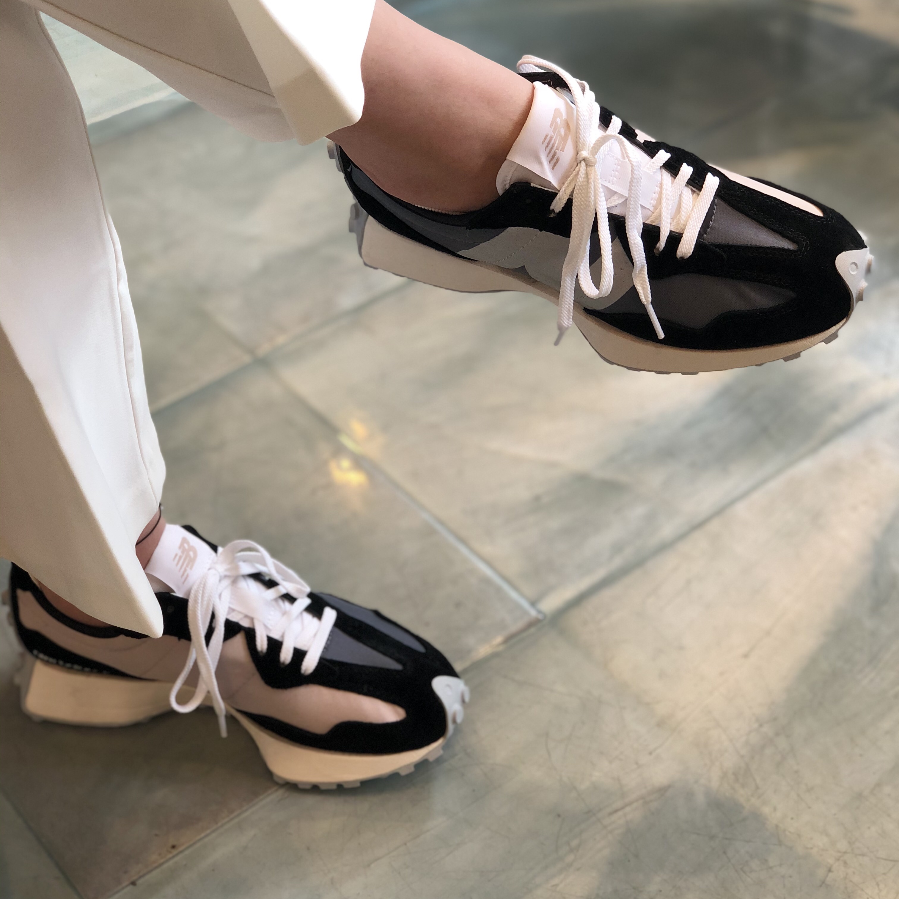 (W) New Balance 327 Black 착용 스타일
