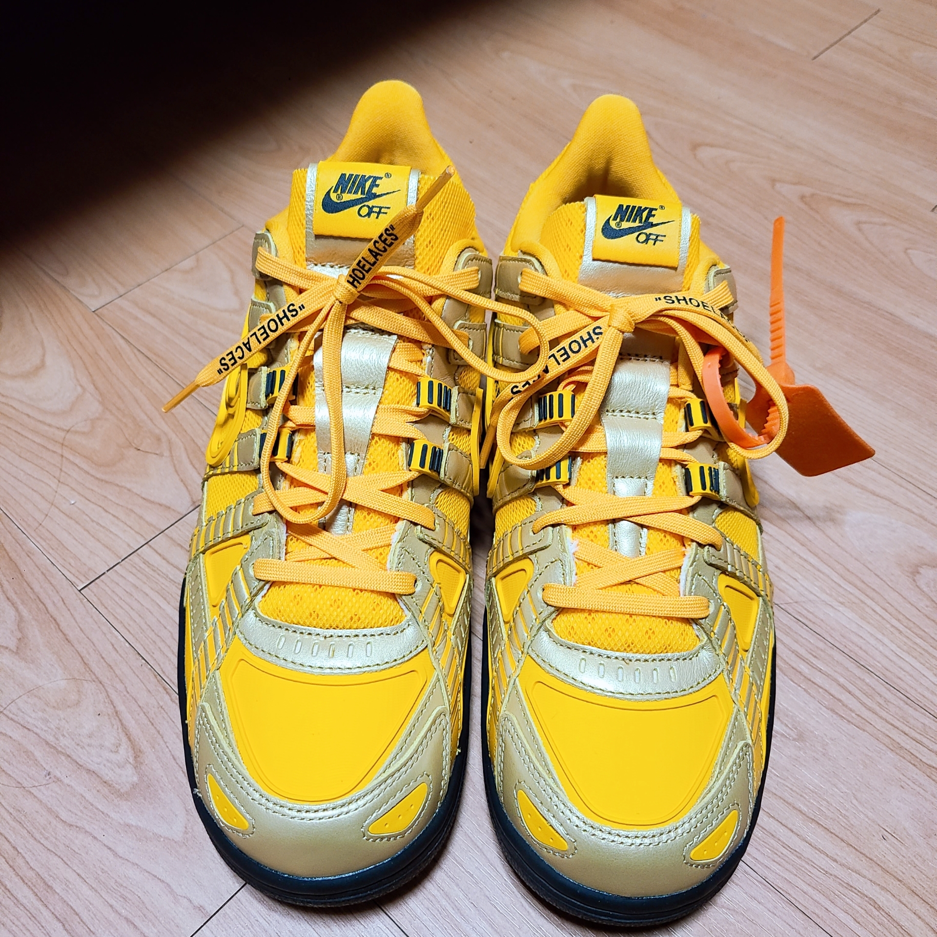 Nike x Off-White Air Rubber Dunk University Gold 착용 스타일 - 3