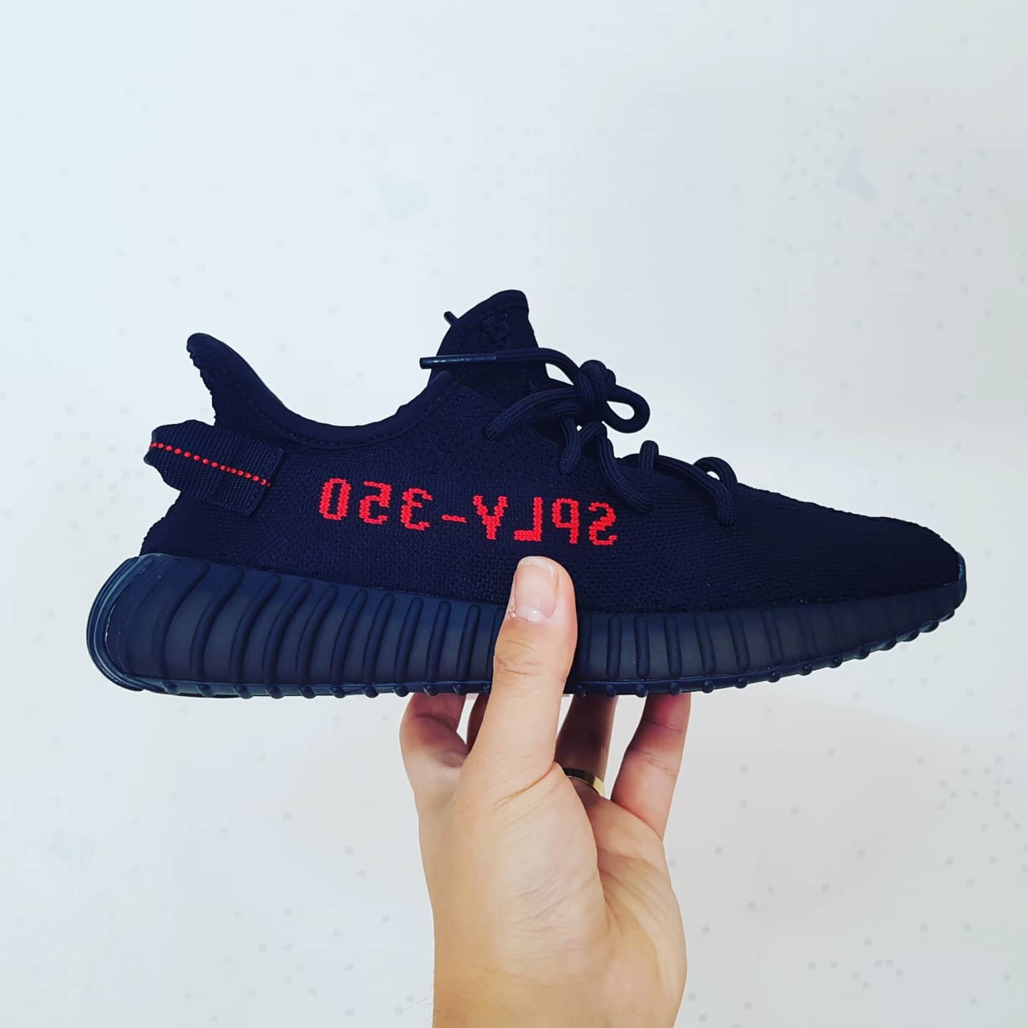 Adidas Yeezy Boost 350 V2 Black Red 2020 착용 스타일 - 2