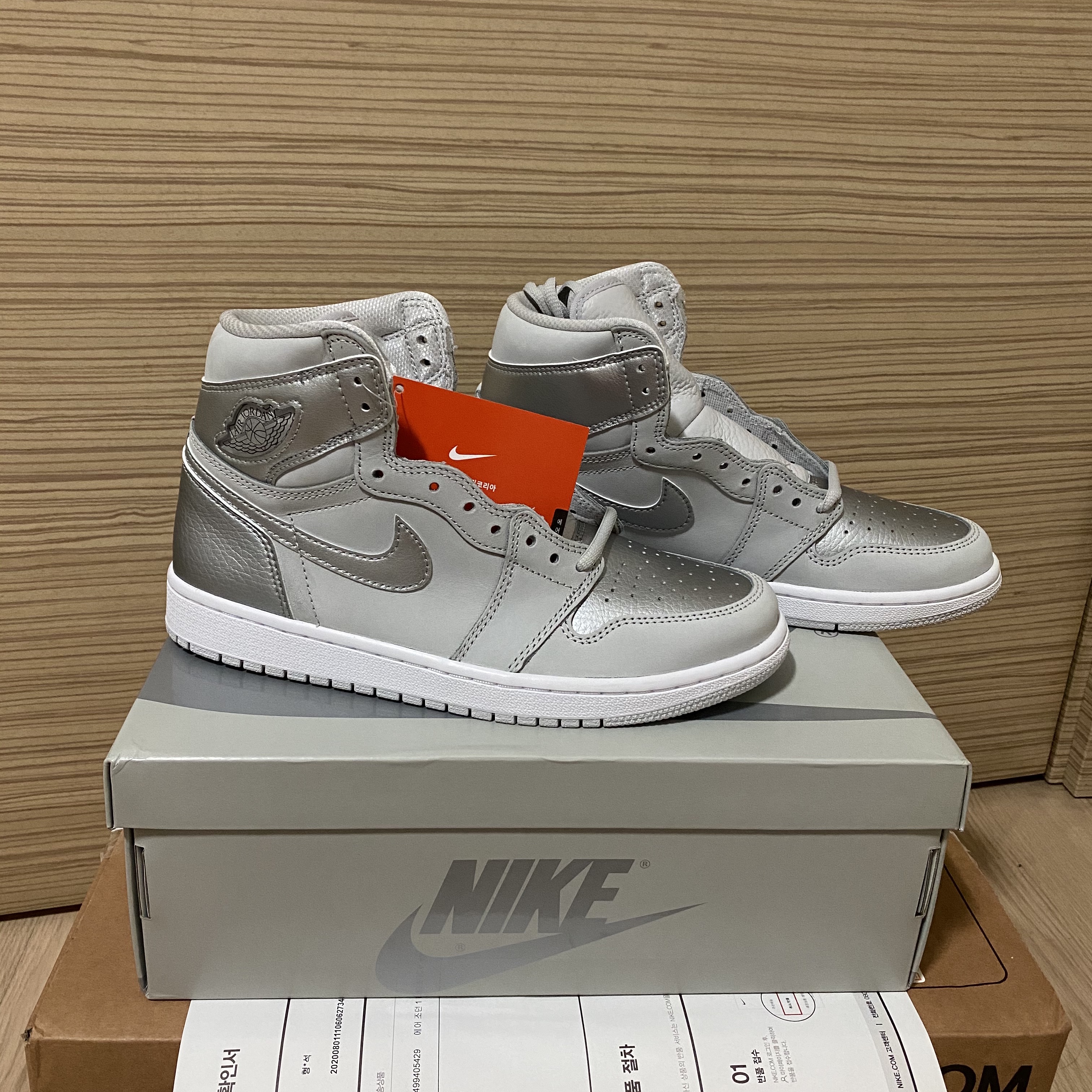 Jordan 1 Retro High OG CO.JP Neutral Grey 착용 스타일 - 1