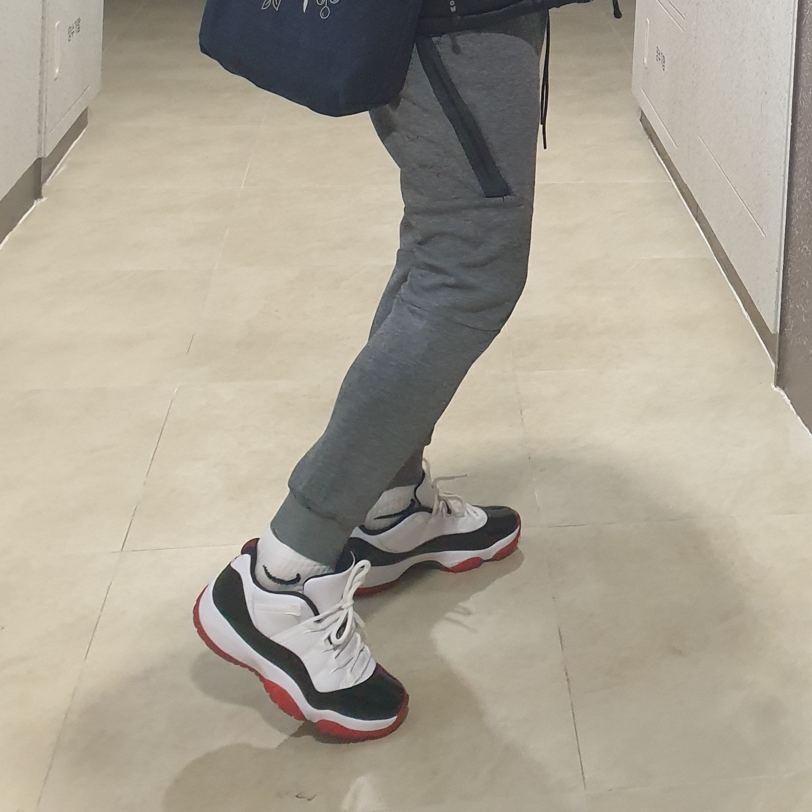 Jordan 11 Retro Low Concord Bred 착용 스타일 - 3