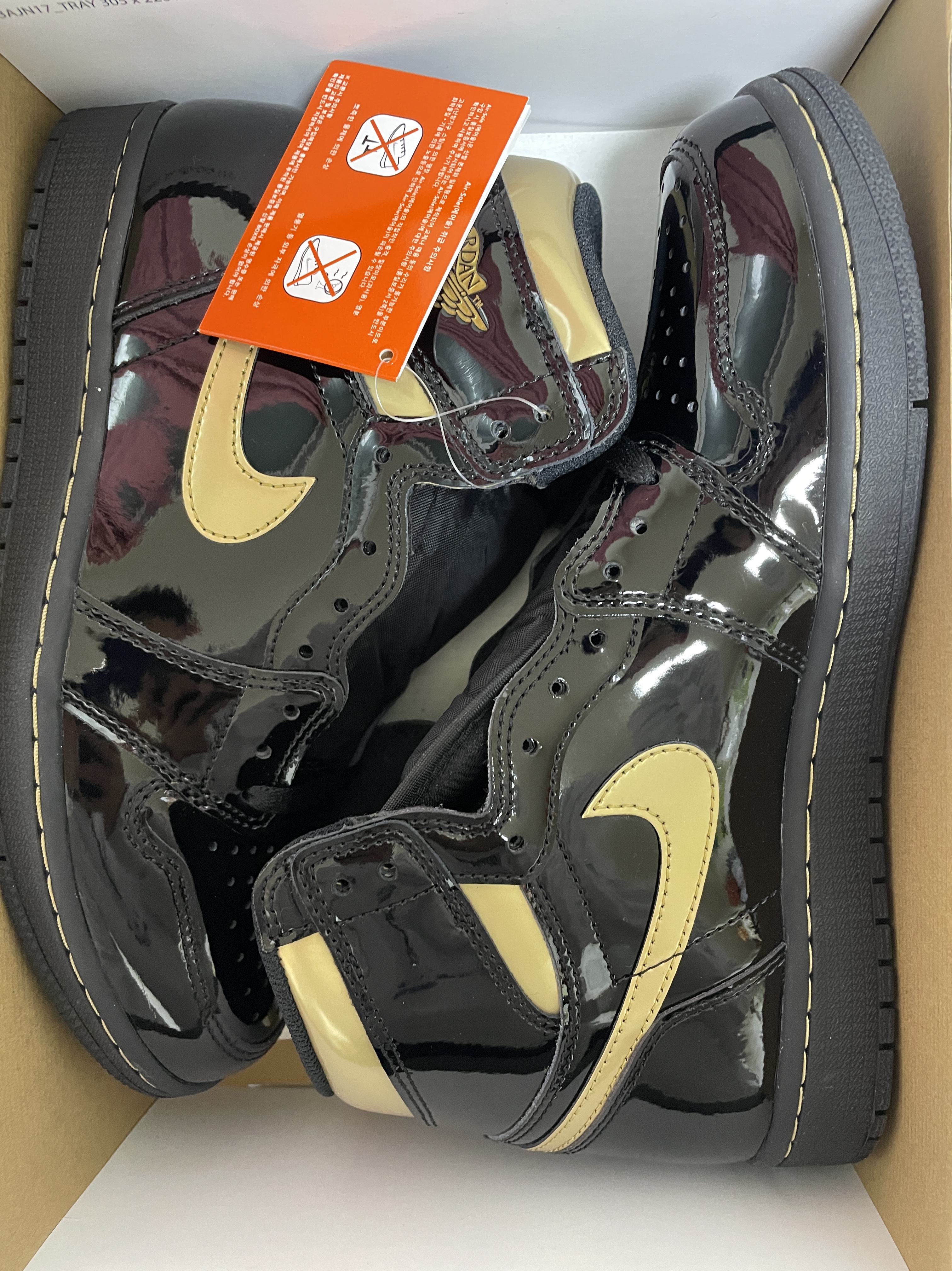 Jordan 1 Retro High OG Metallic Gold 착용 스타일