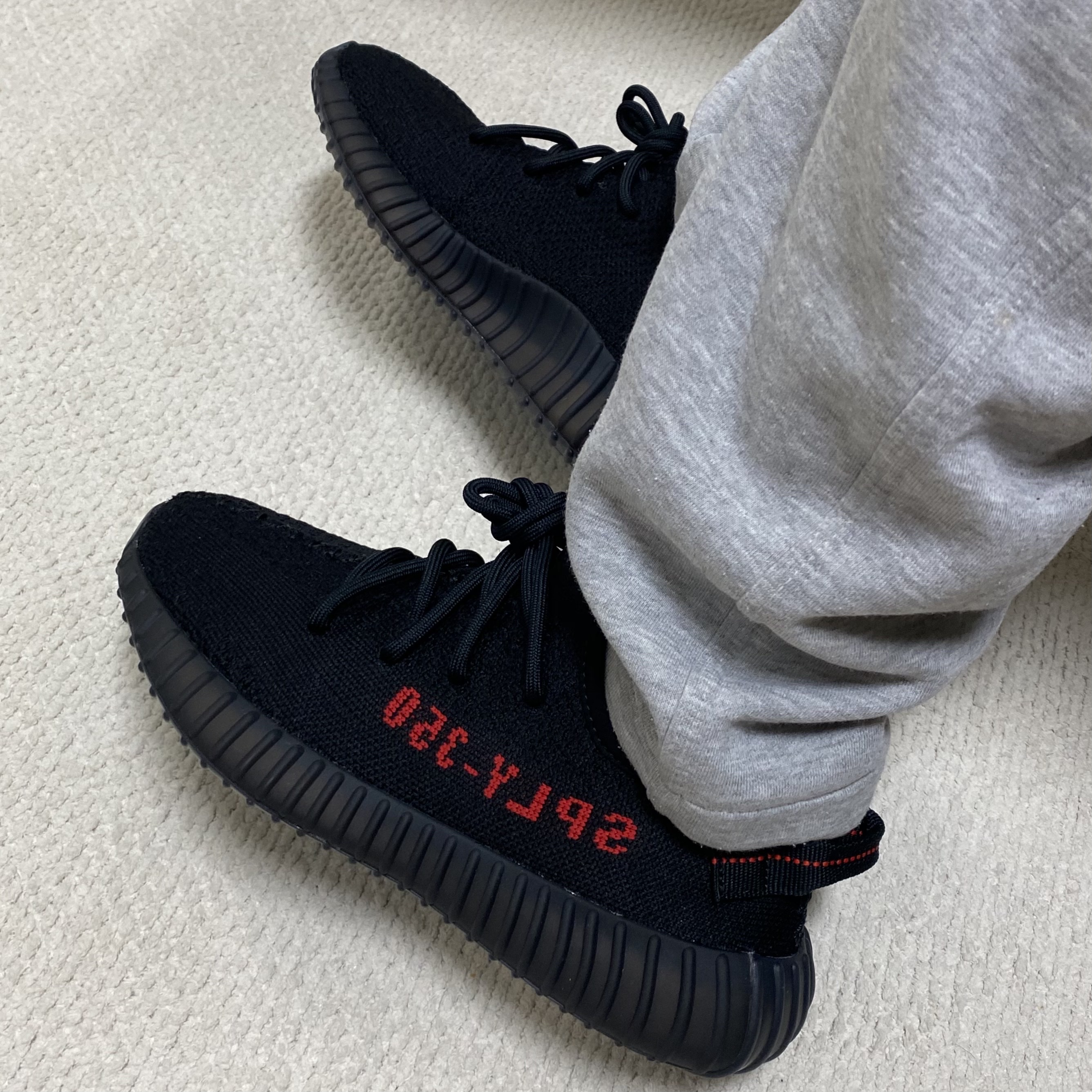Adidas Yeezy Boost 350 V2 Black Red 2020 착용 스타일