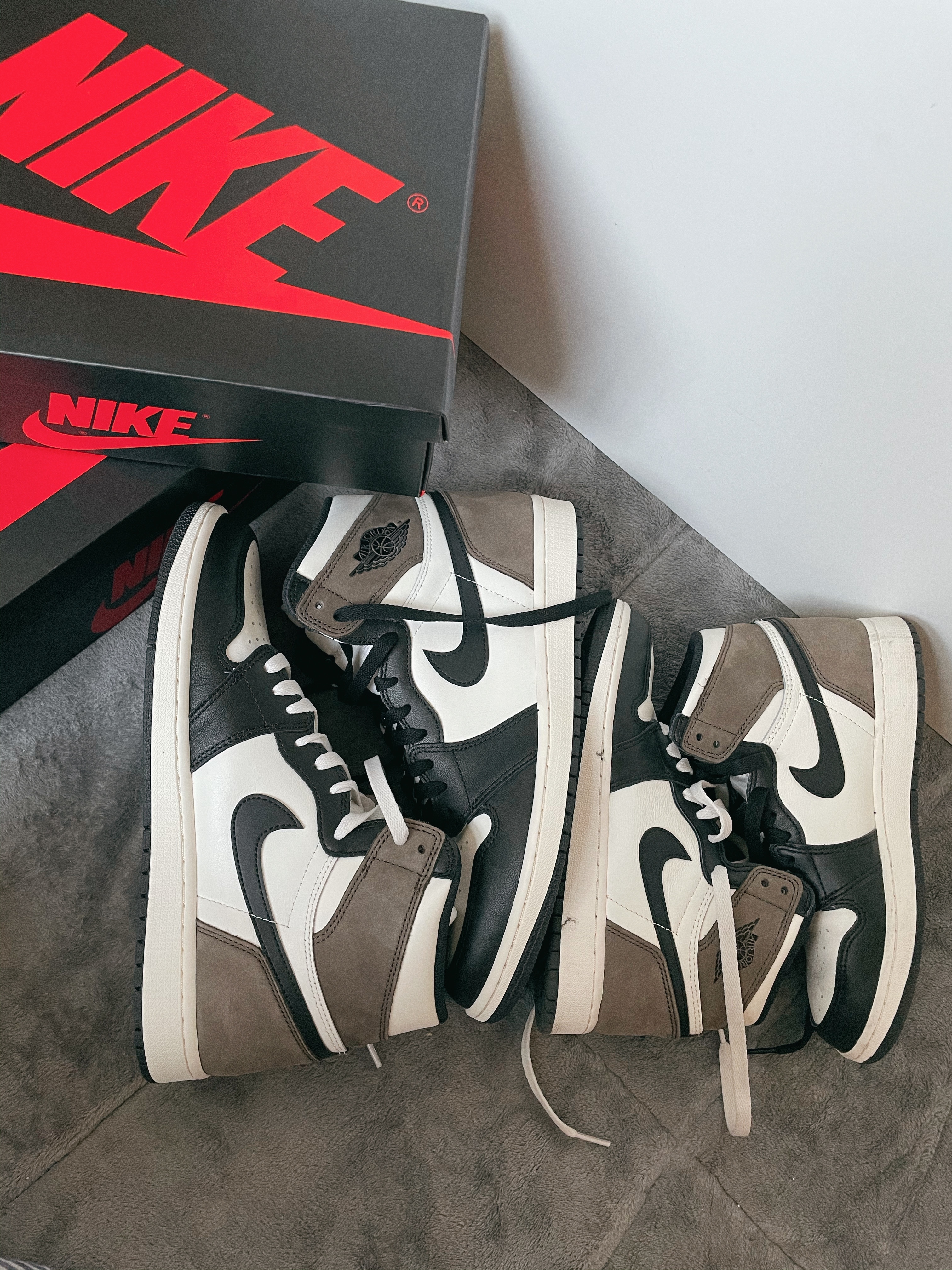 Jordan 1 Retro High OG Black Mocha 착용 스타일 - 5
