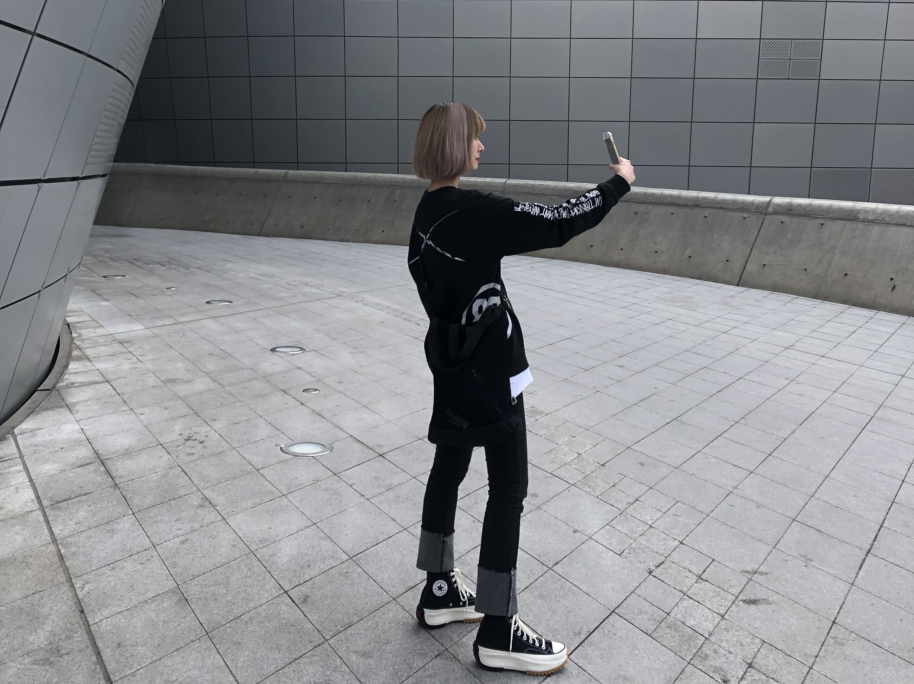 Converse x JW Anderson Run Star Hike Hi Black 착용 스타일 - 1