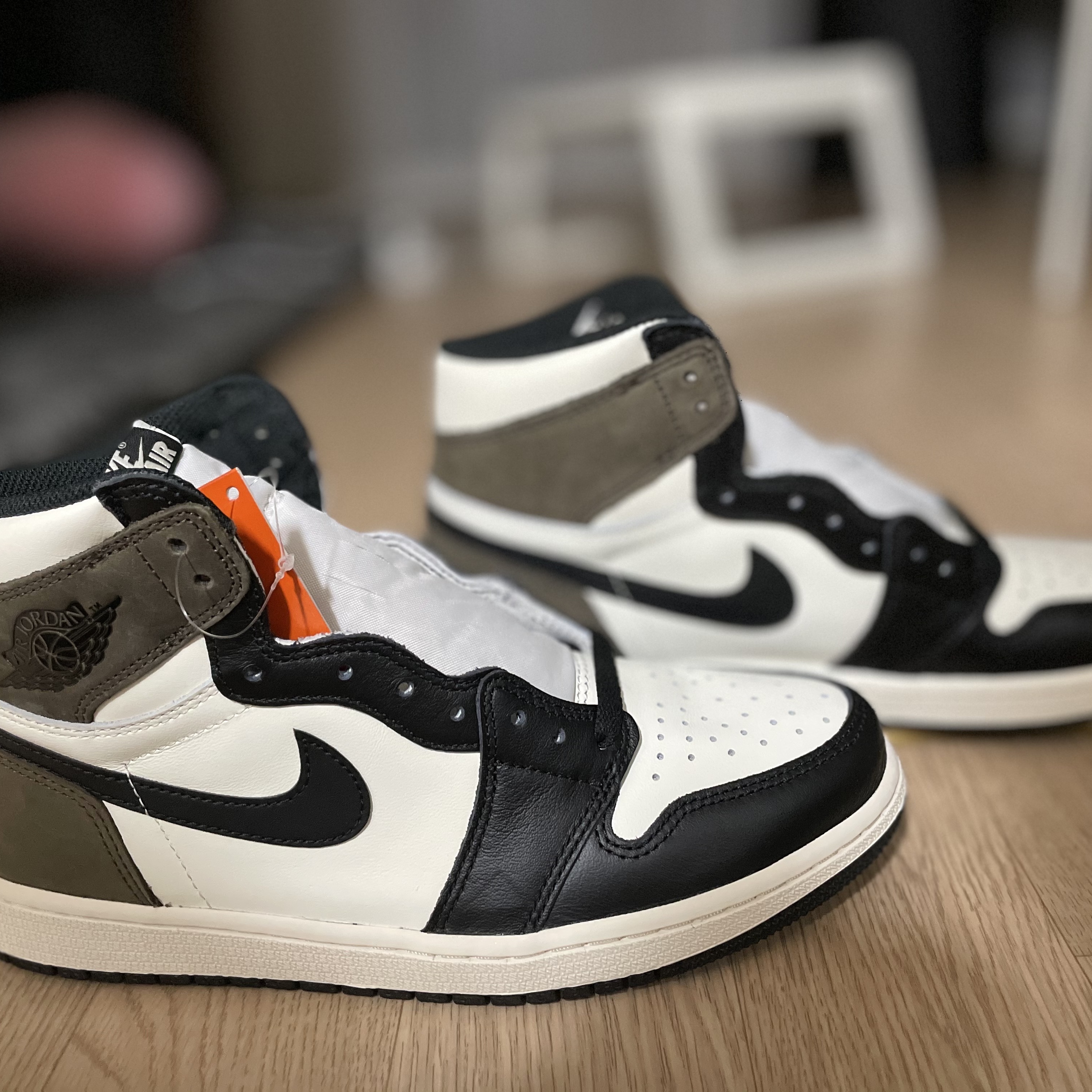 Jordan 1 Retro High OG Black Mocha 착용 스타일 - 1