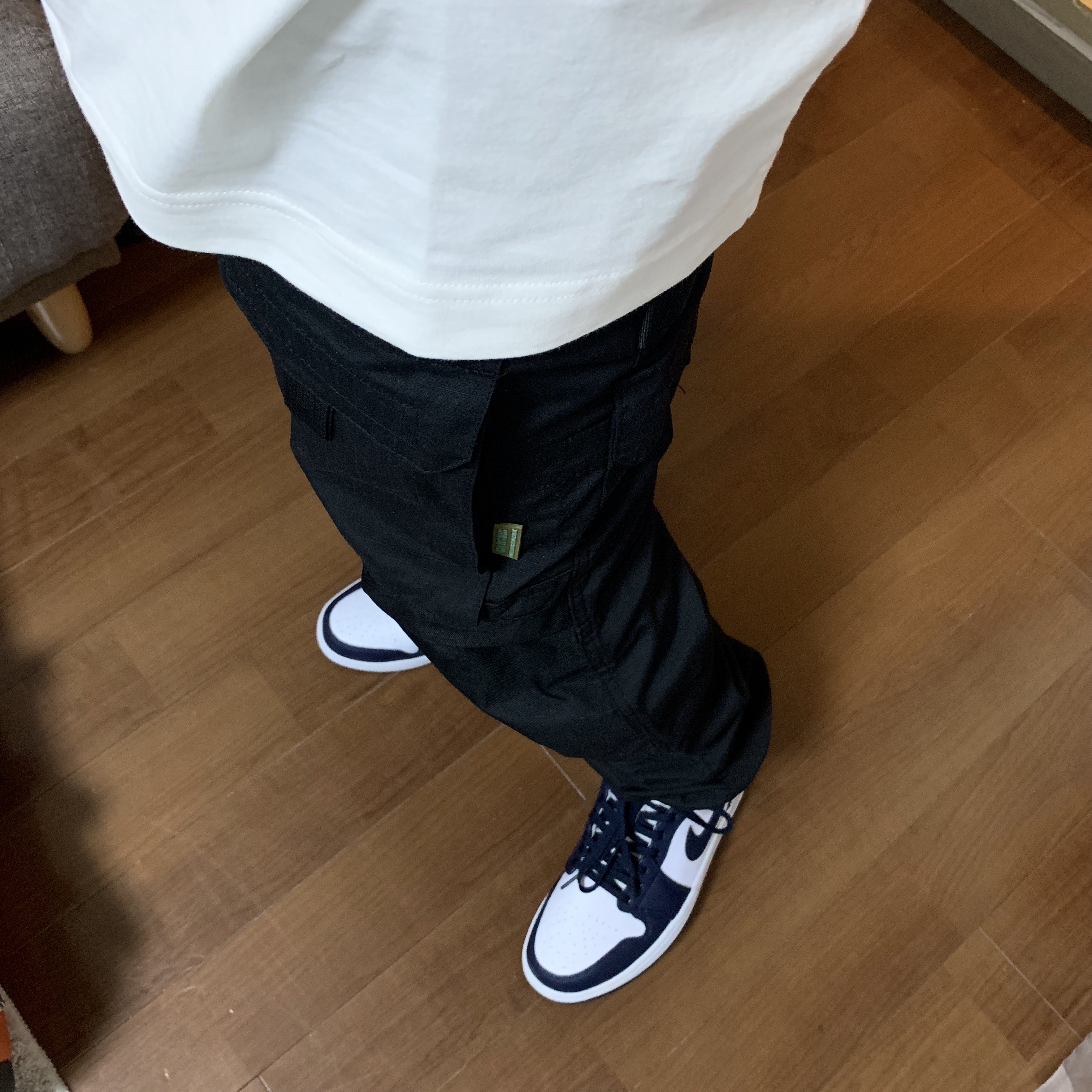 Jordan 1 Mid White Metallic Gold Obsidian 착용 스타일 - 2