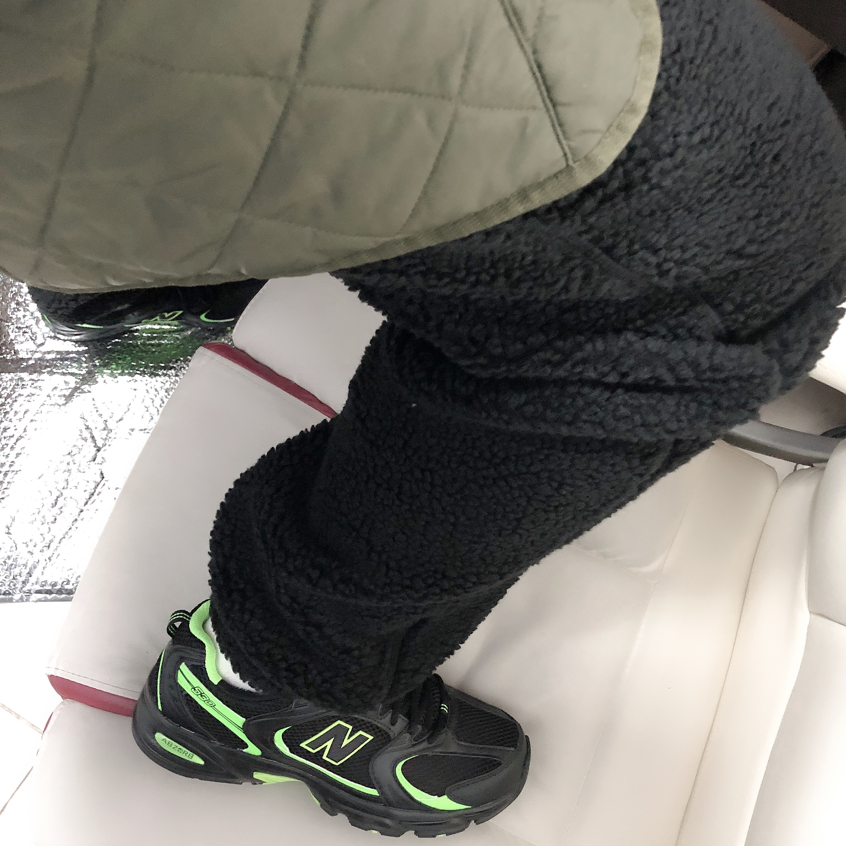 New Balance 530 Black Neon 착용 스타일 - 2