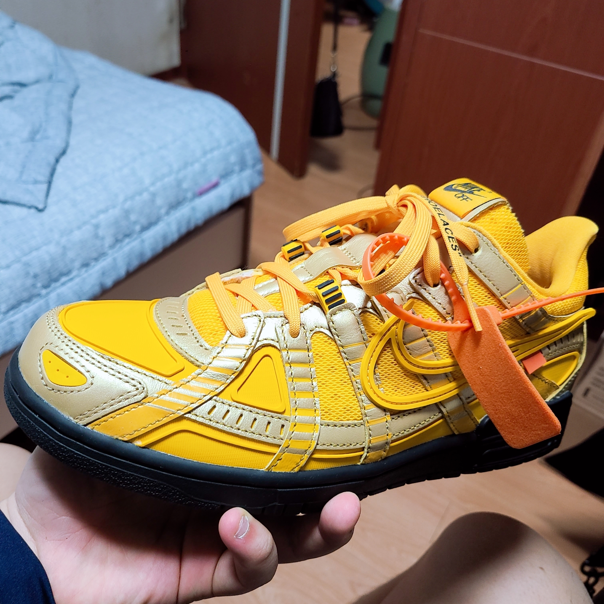 Nike x Off-White Air Rubber Dunk University Gold 착용 스타일 - 2
