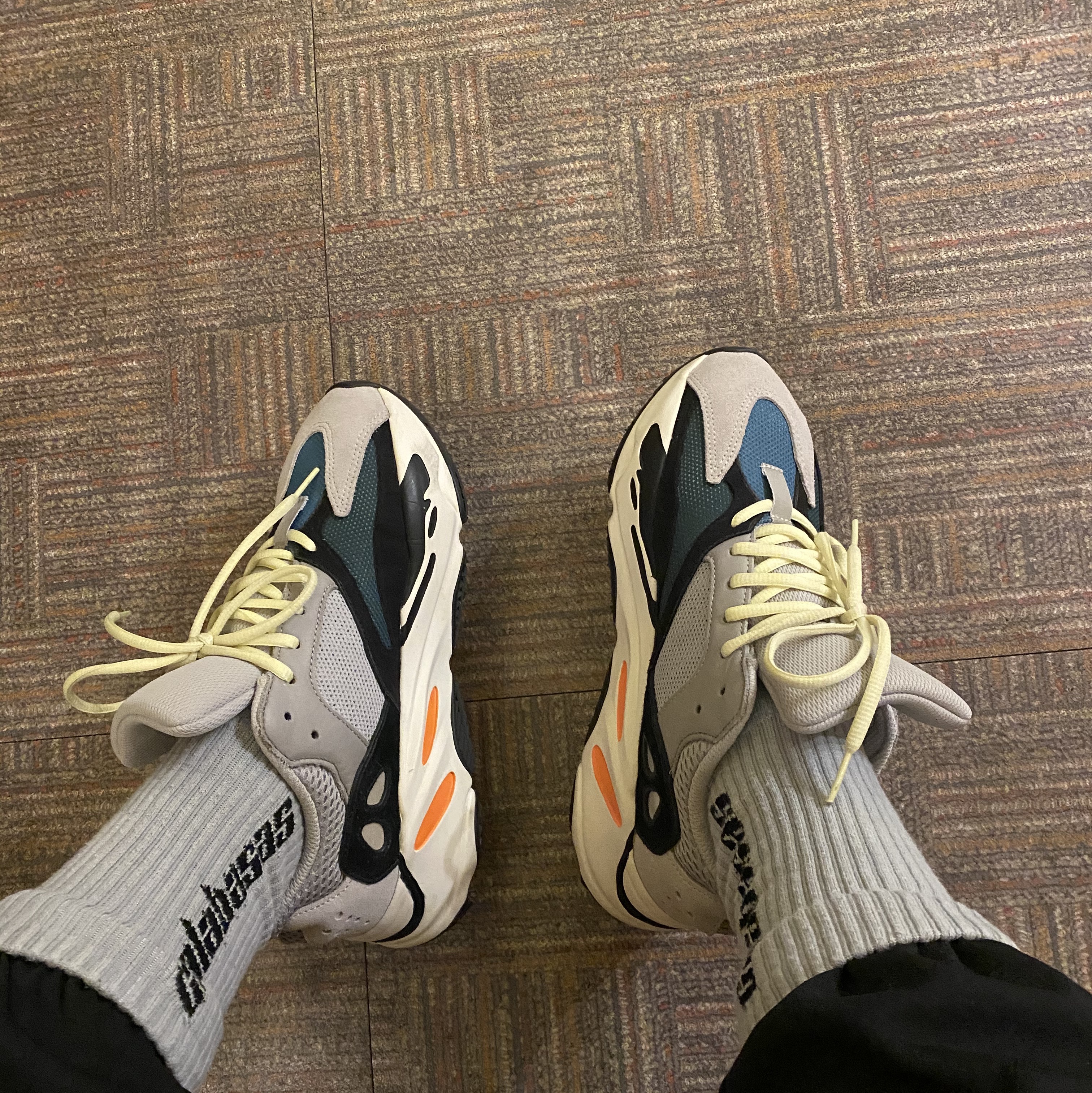 Adidas Yeezy Boost 700 Wave Runner Solid Grey 2017/2019 착용 스타일