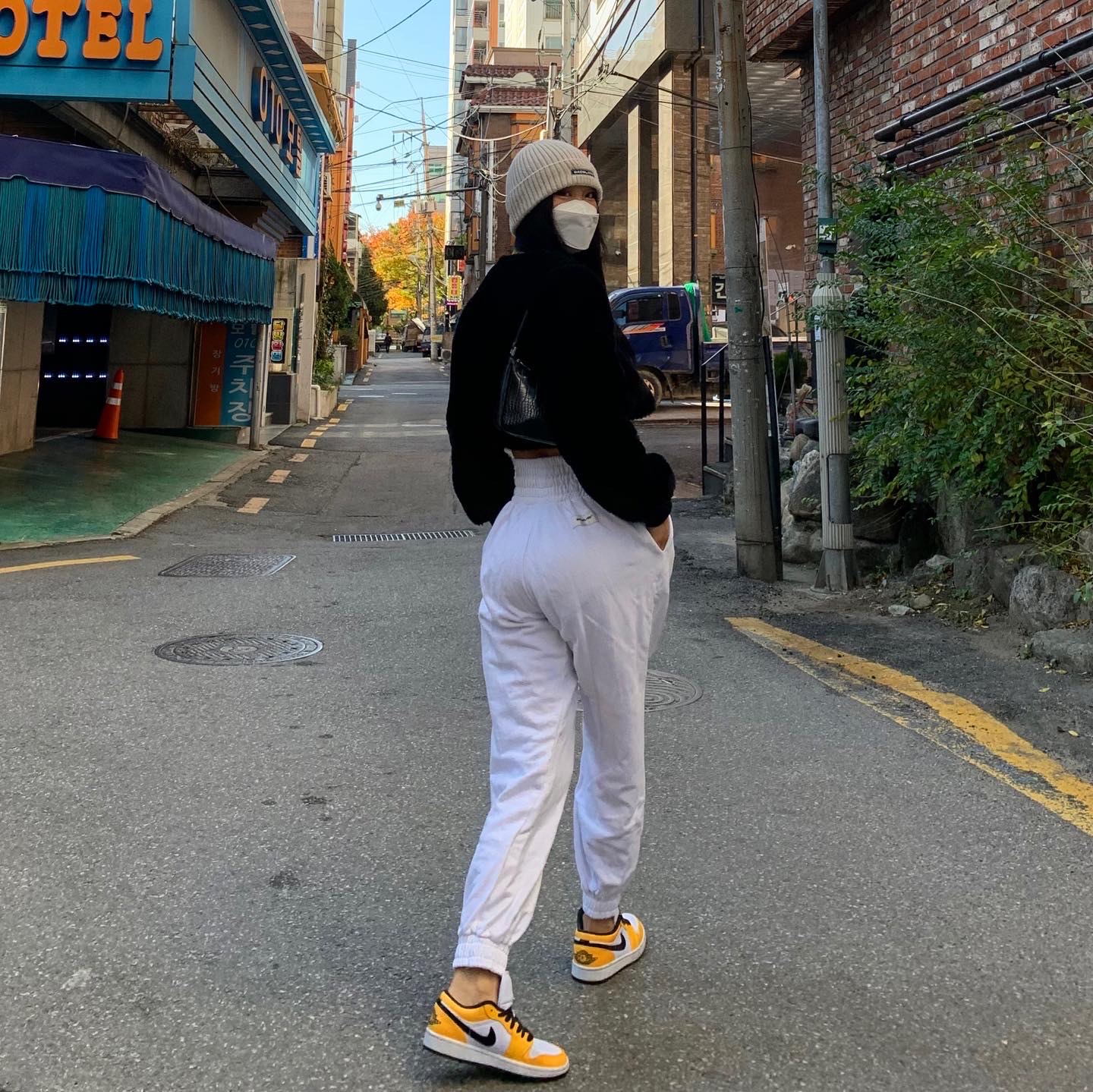 (W) Jordan 1 Low SE Laser Orange 착용 스타일 - 1