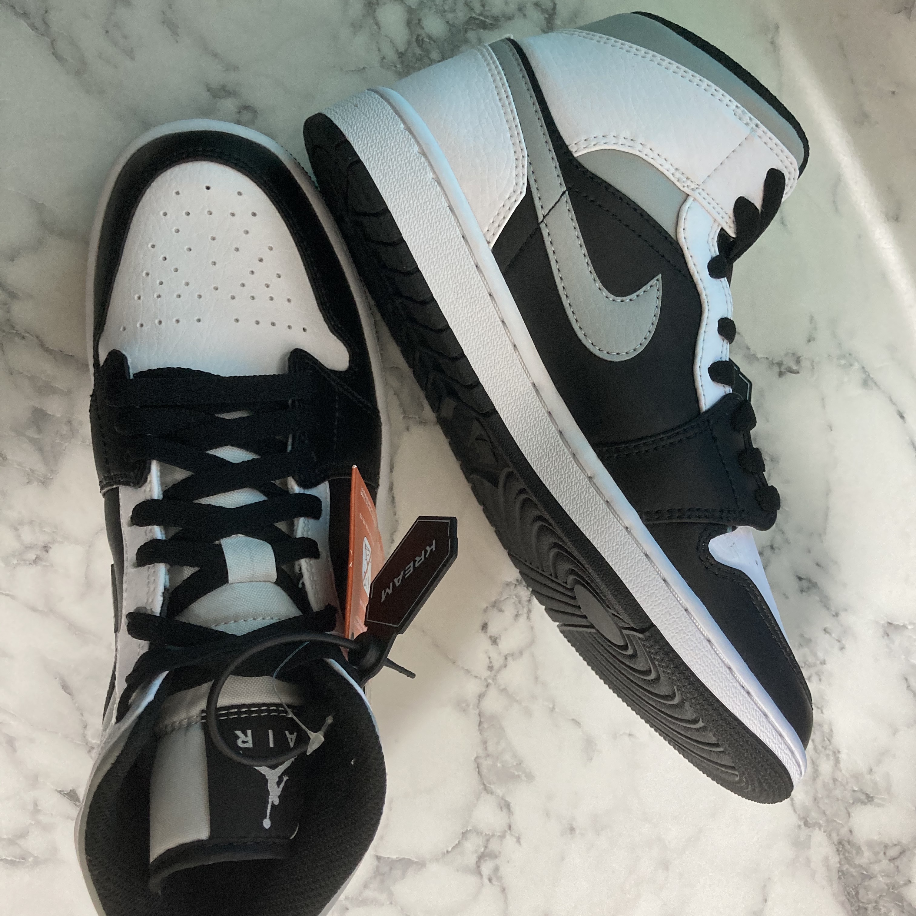 Jordan 1 Mid White Shadow 착용 스타일 - 1