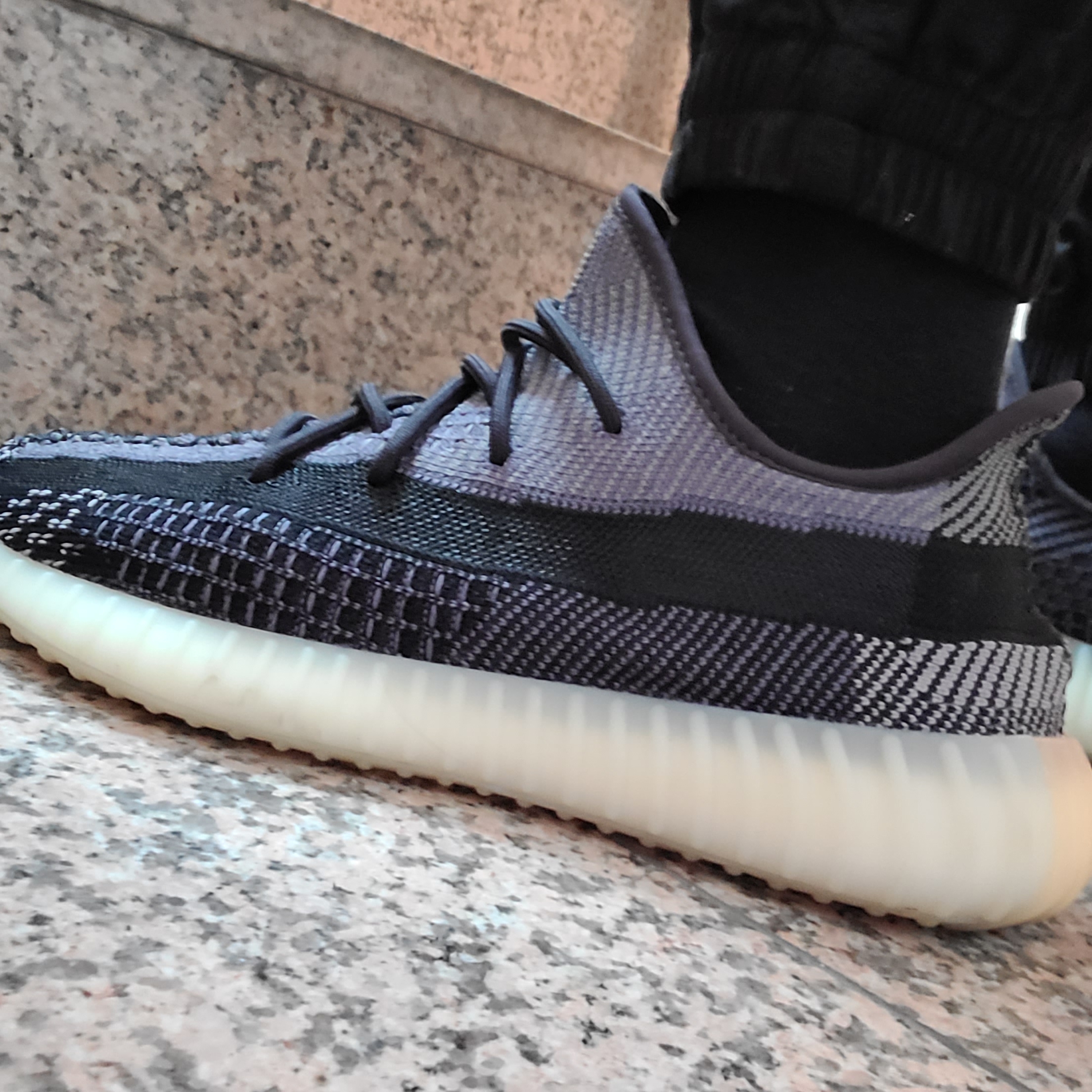 Adidas Yeezy Boost 350 V2 Carbon 착용 스타일