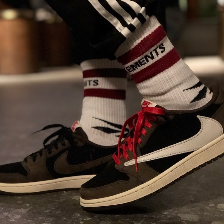 Jordan 1 x Travis Scott Retro Low OG SP Mocha 착용 스타일 - 1