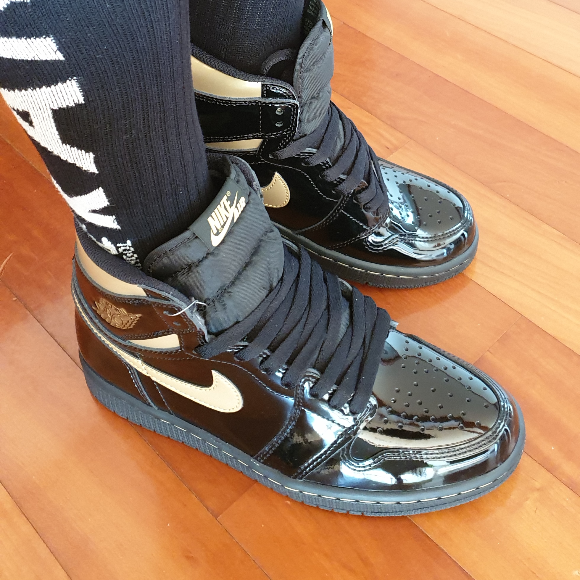 Jordan 1 Retro High OG Metallic Gold 착용 스타일 - 3