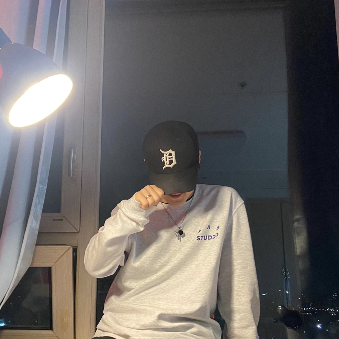 IAB Studio Long Sleeve Light Gray 착용 스타일