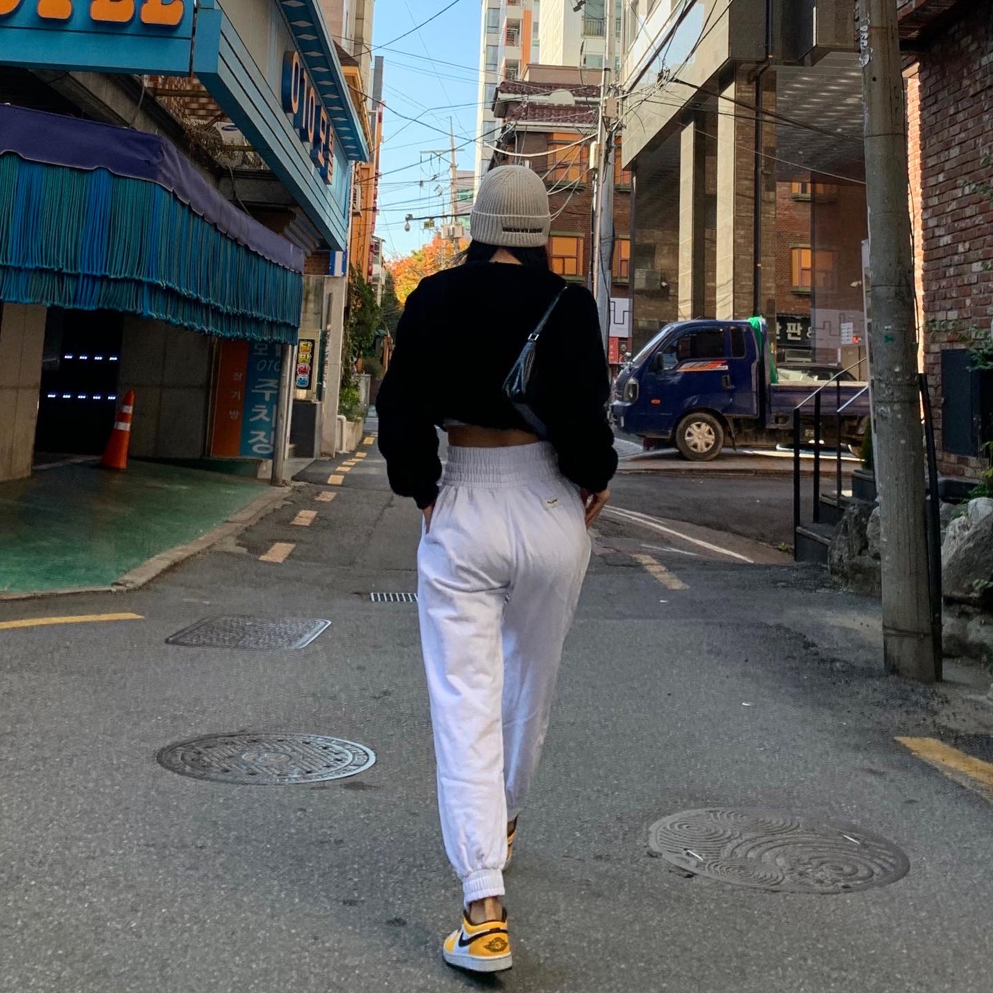 (W) Jordan 1 Low SE Laser Orange 착용 스타일 - 2