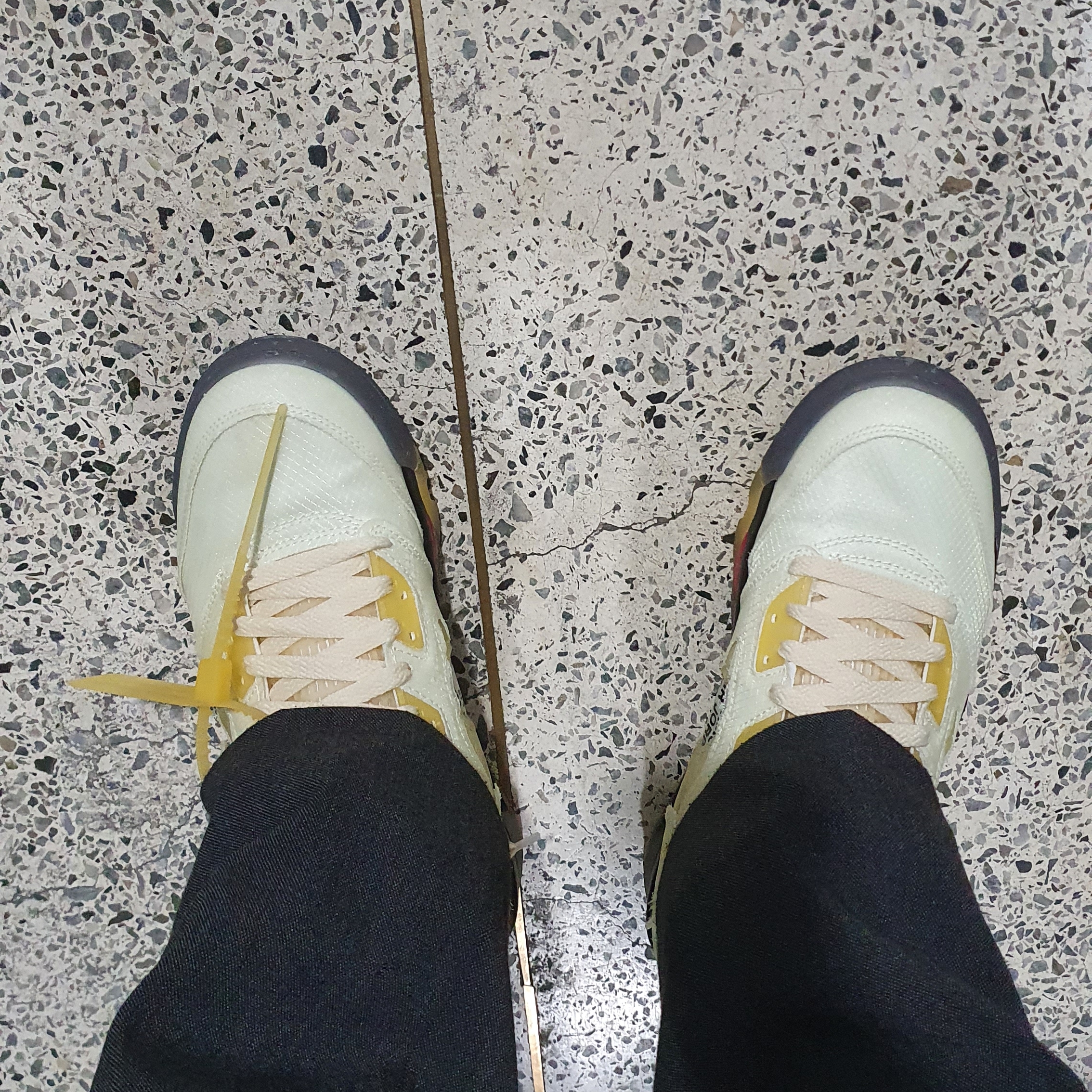 Jordan 5 x Off-White Retro SP Sail Fire Red 착용 스타일